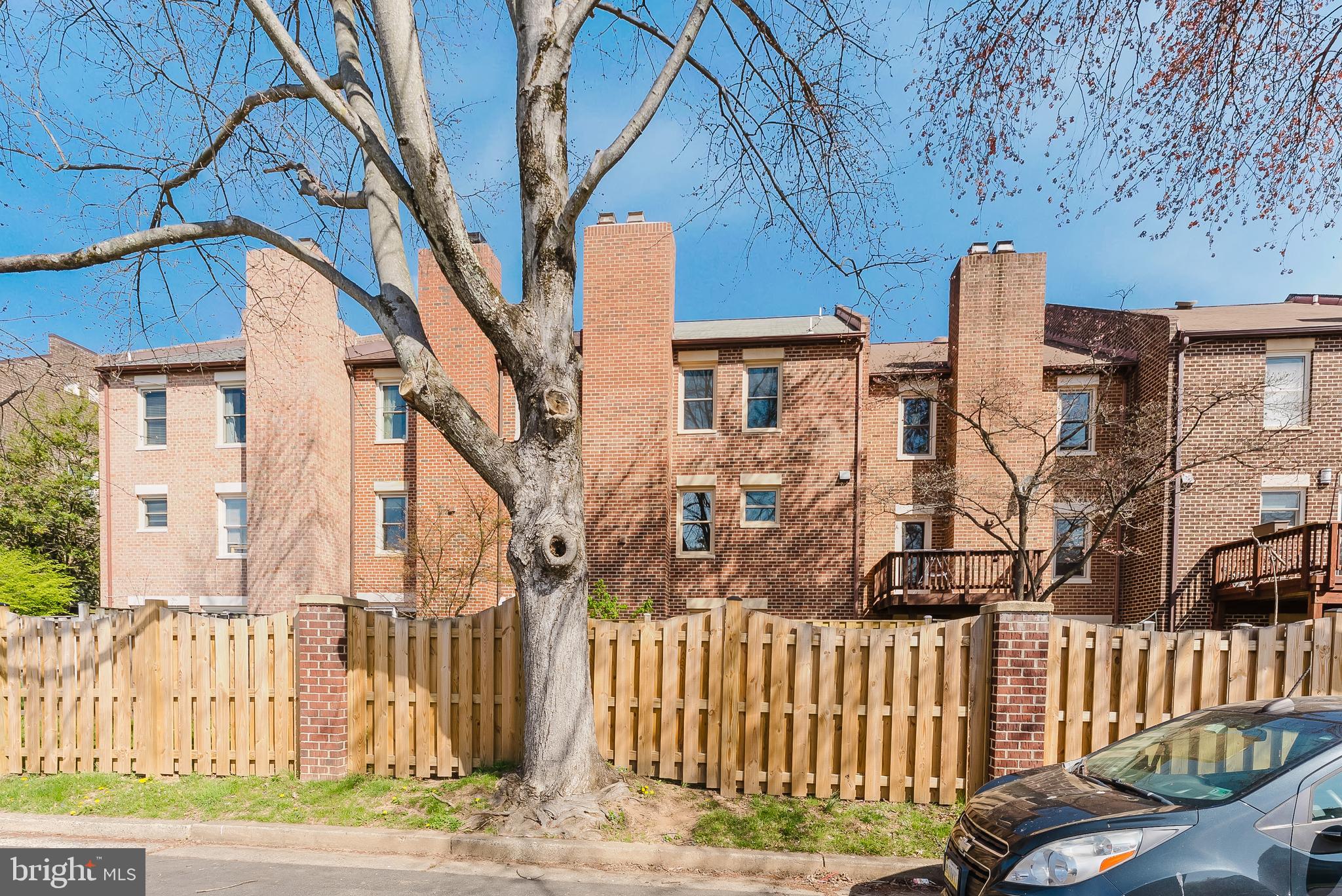 OAKTON  VILLAGE - Residential