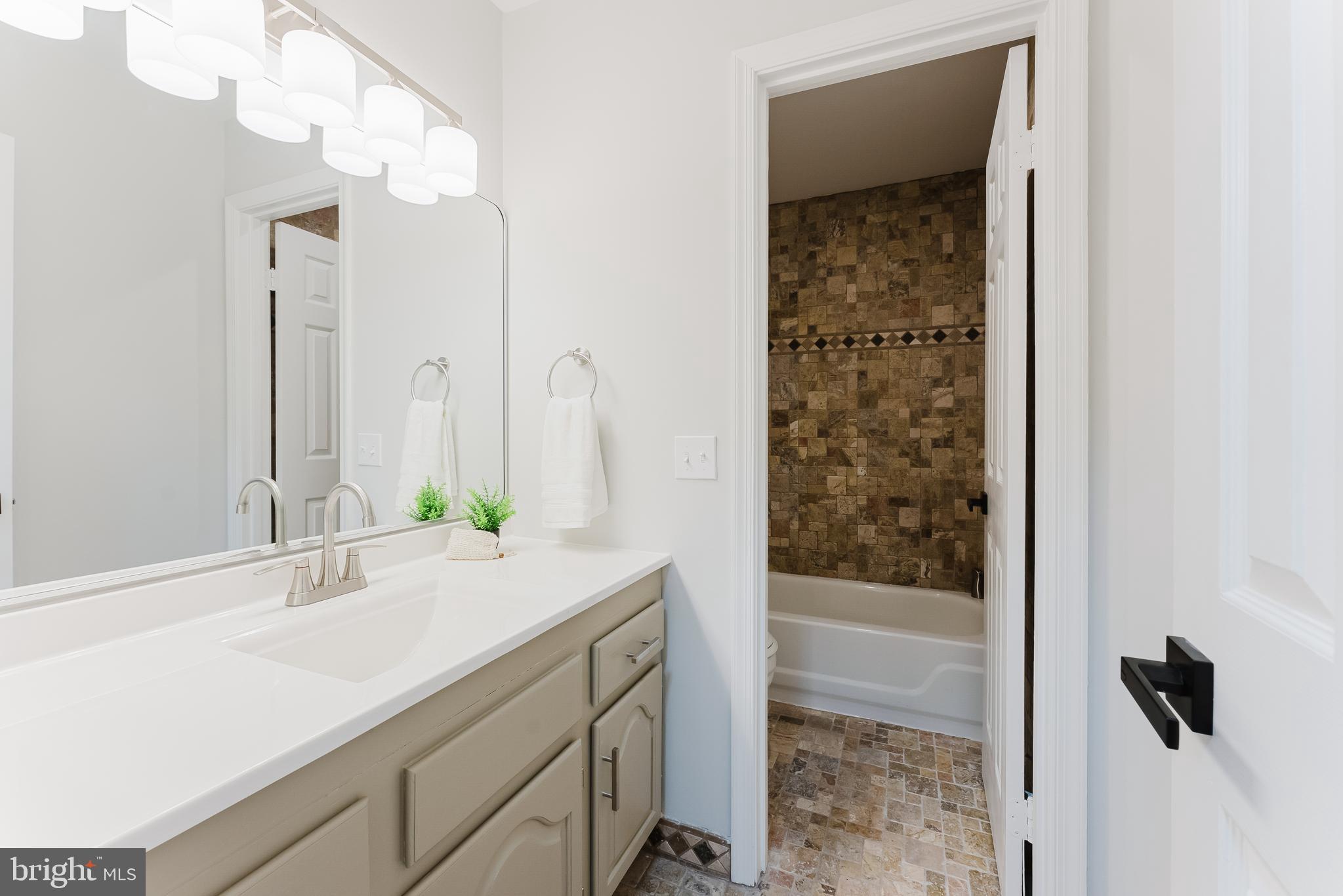 OAKTON  VILLAGE - Residential