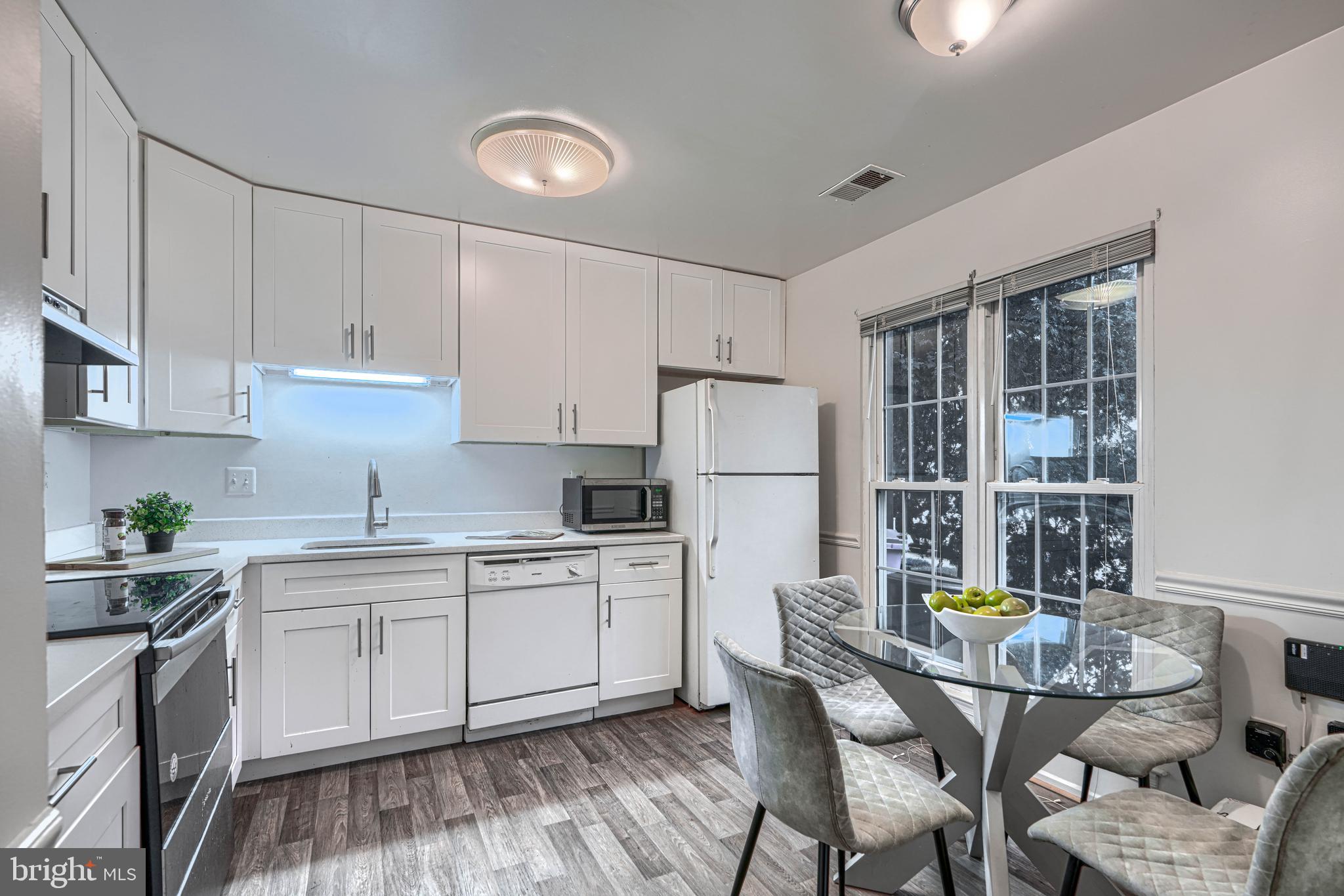 2266 PRINCE OF WALES COURT