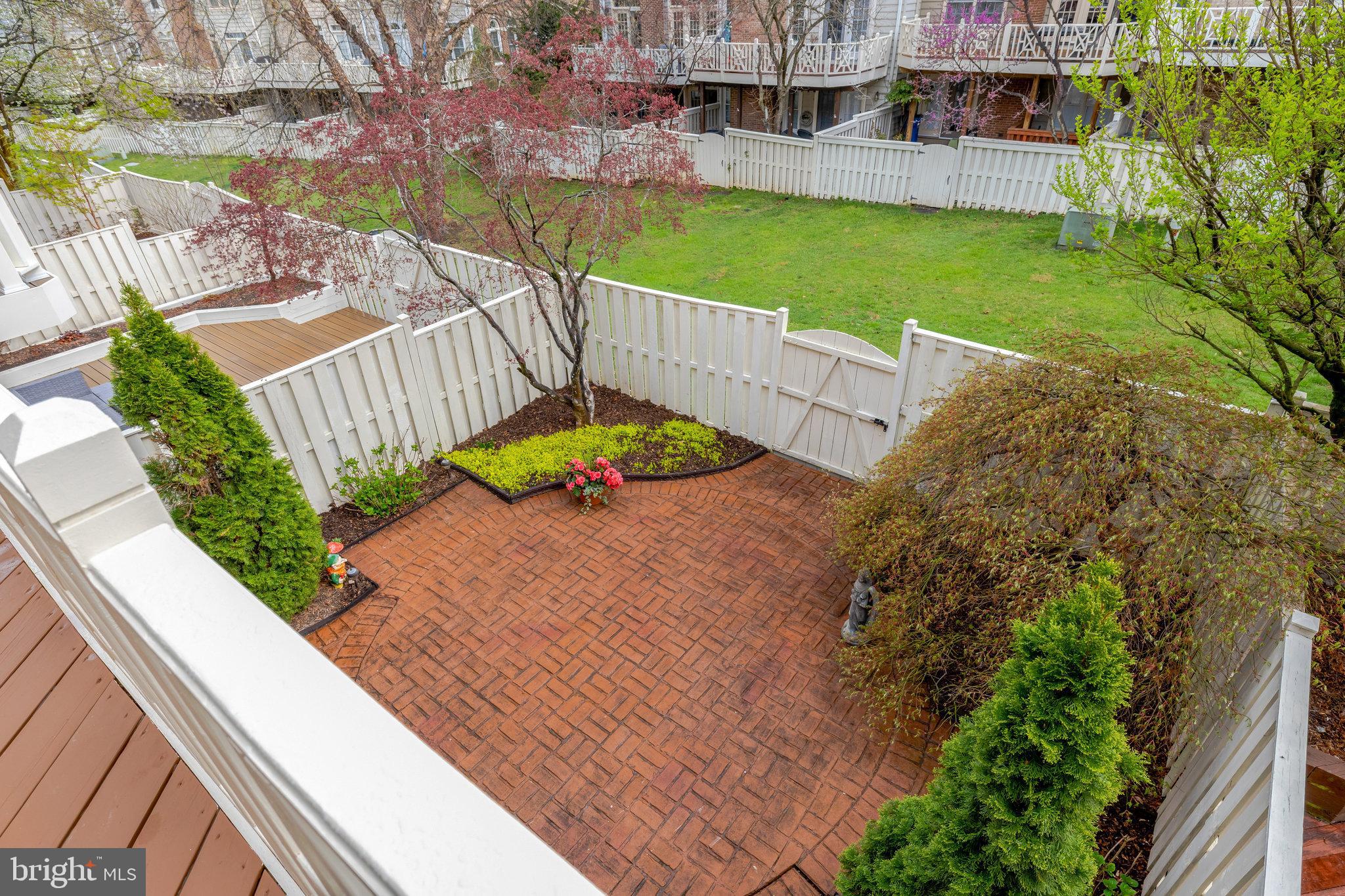 ENGLISH OAKS - Residential