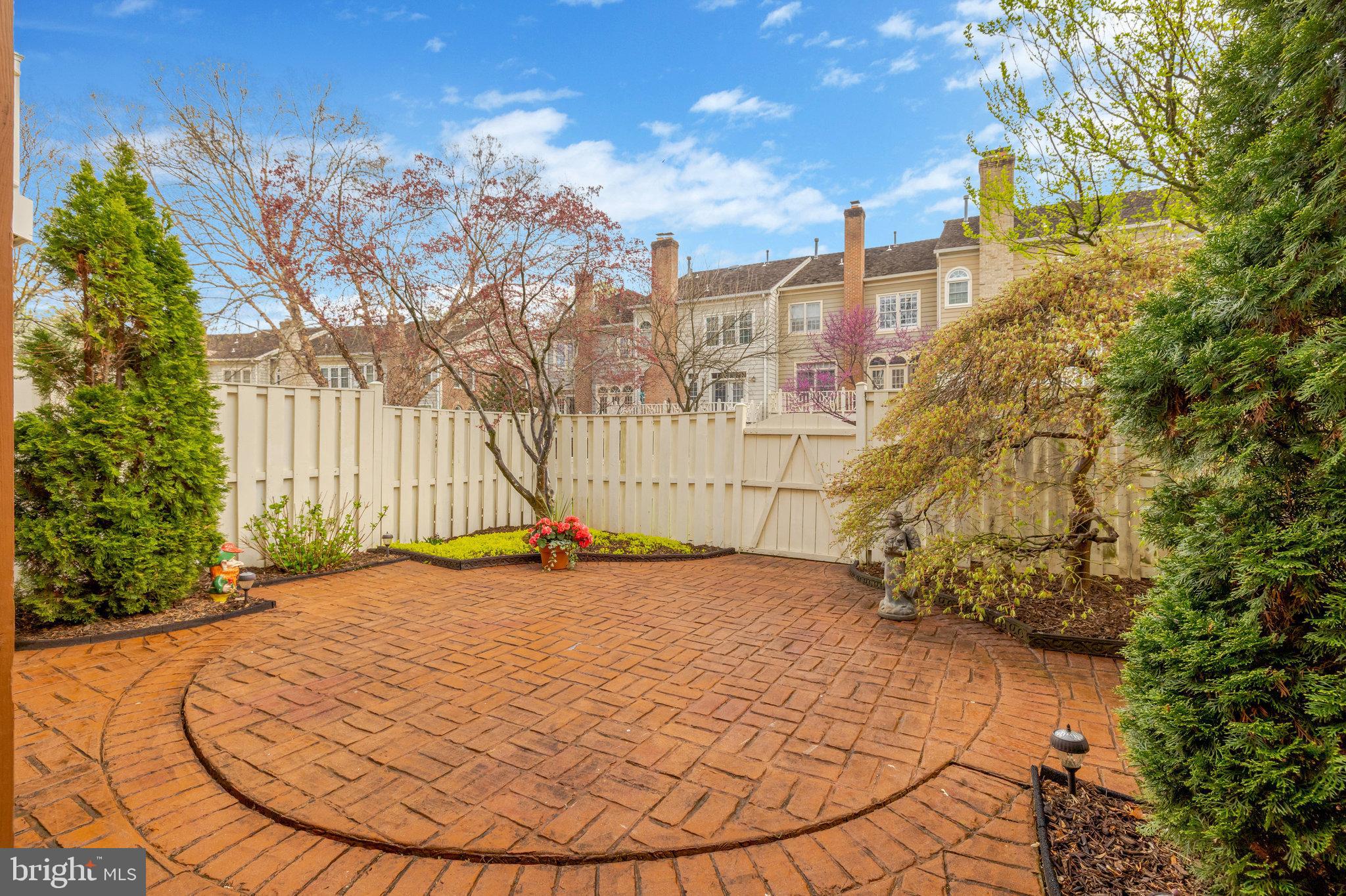 ENGLISH OAKS - Residential