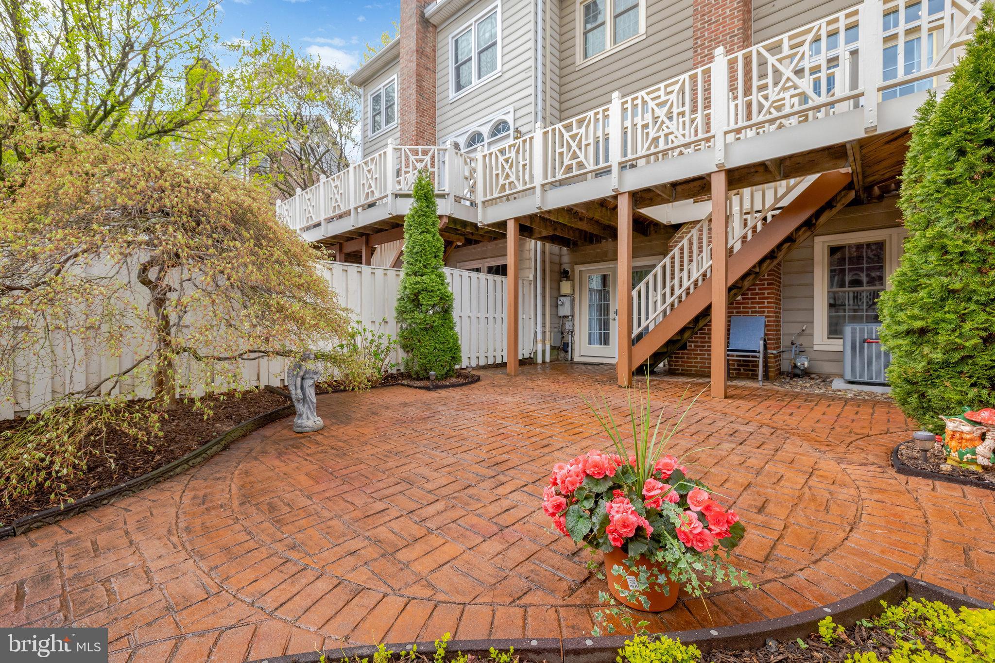 ENGLISH OAKS - Residential