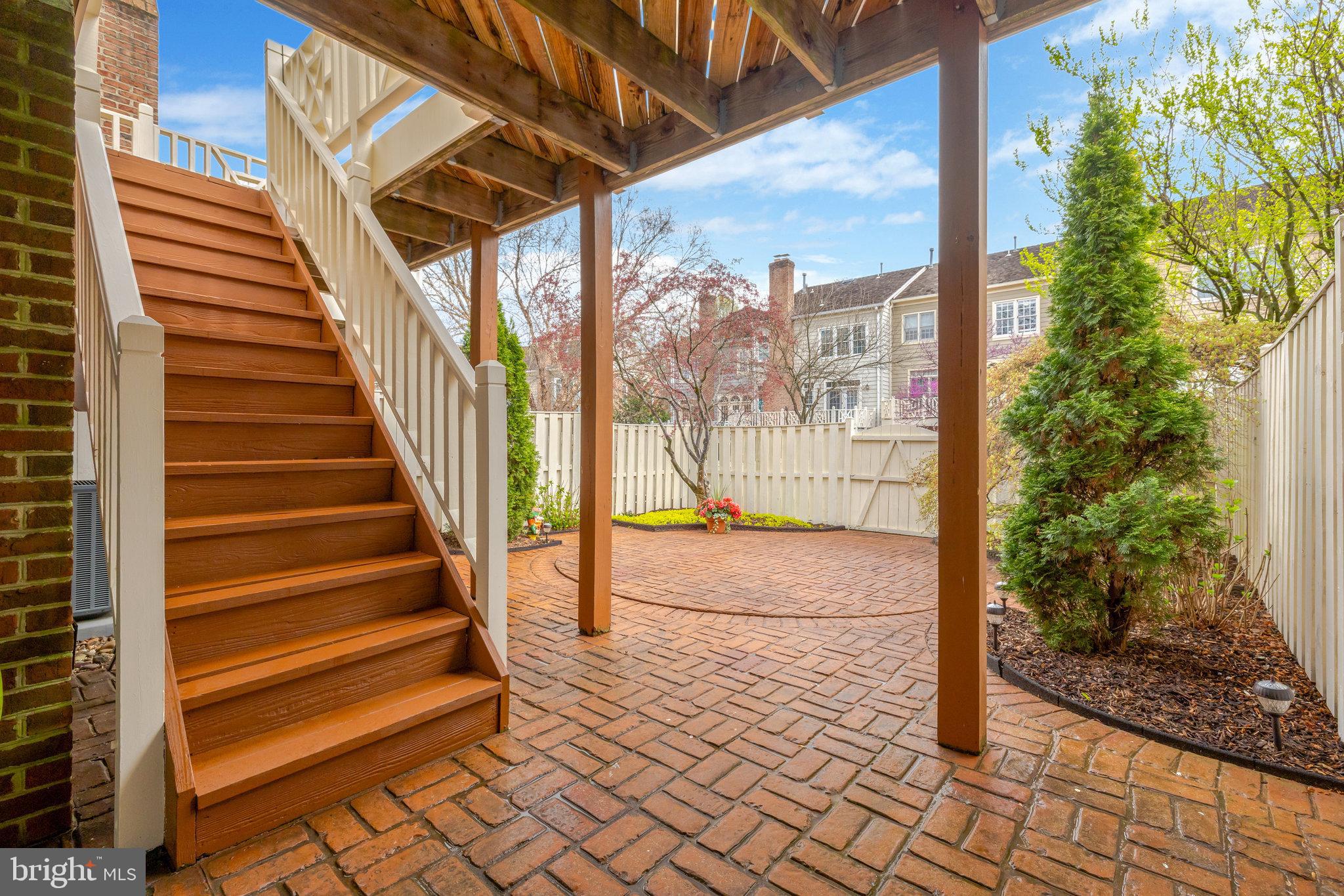 ENGLISH OAKS - Residential