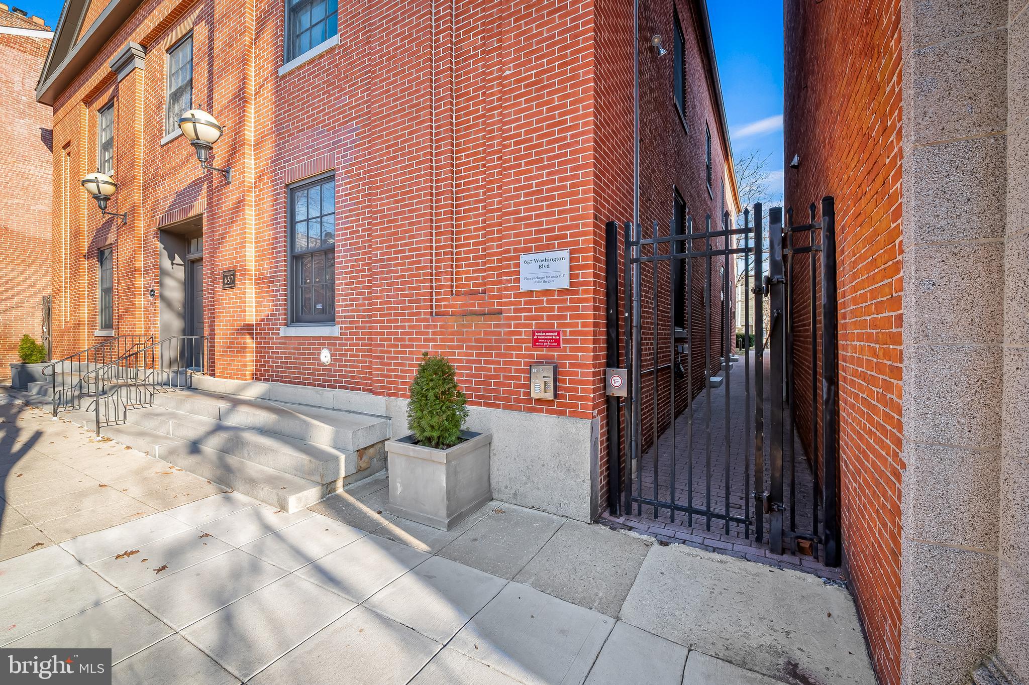 657 WASHINGTON BOULEVARD E