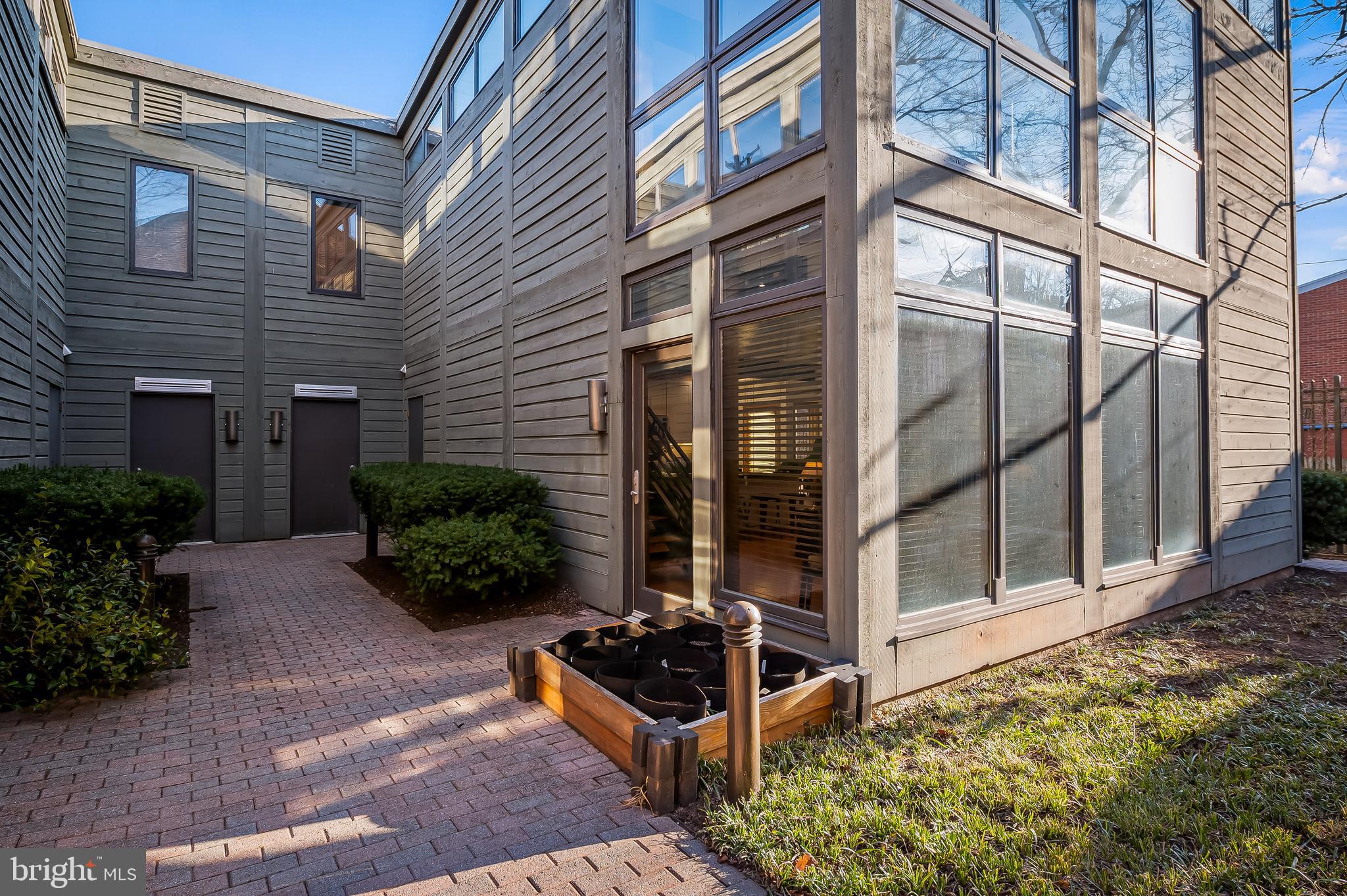 657 WASHINGTON BOULEVARD E