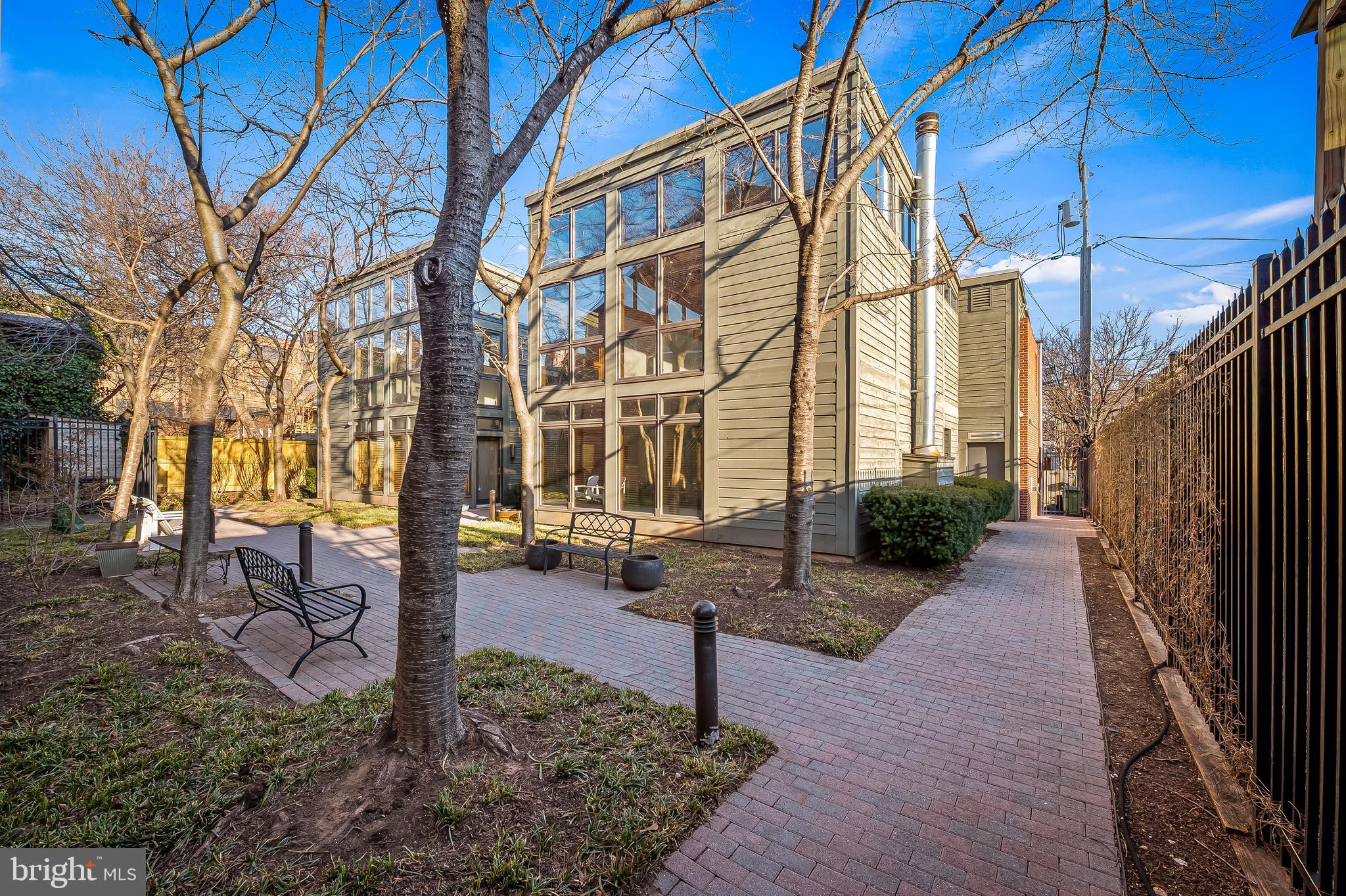 657 WASHINGTON BOULEVARD E