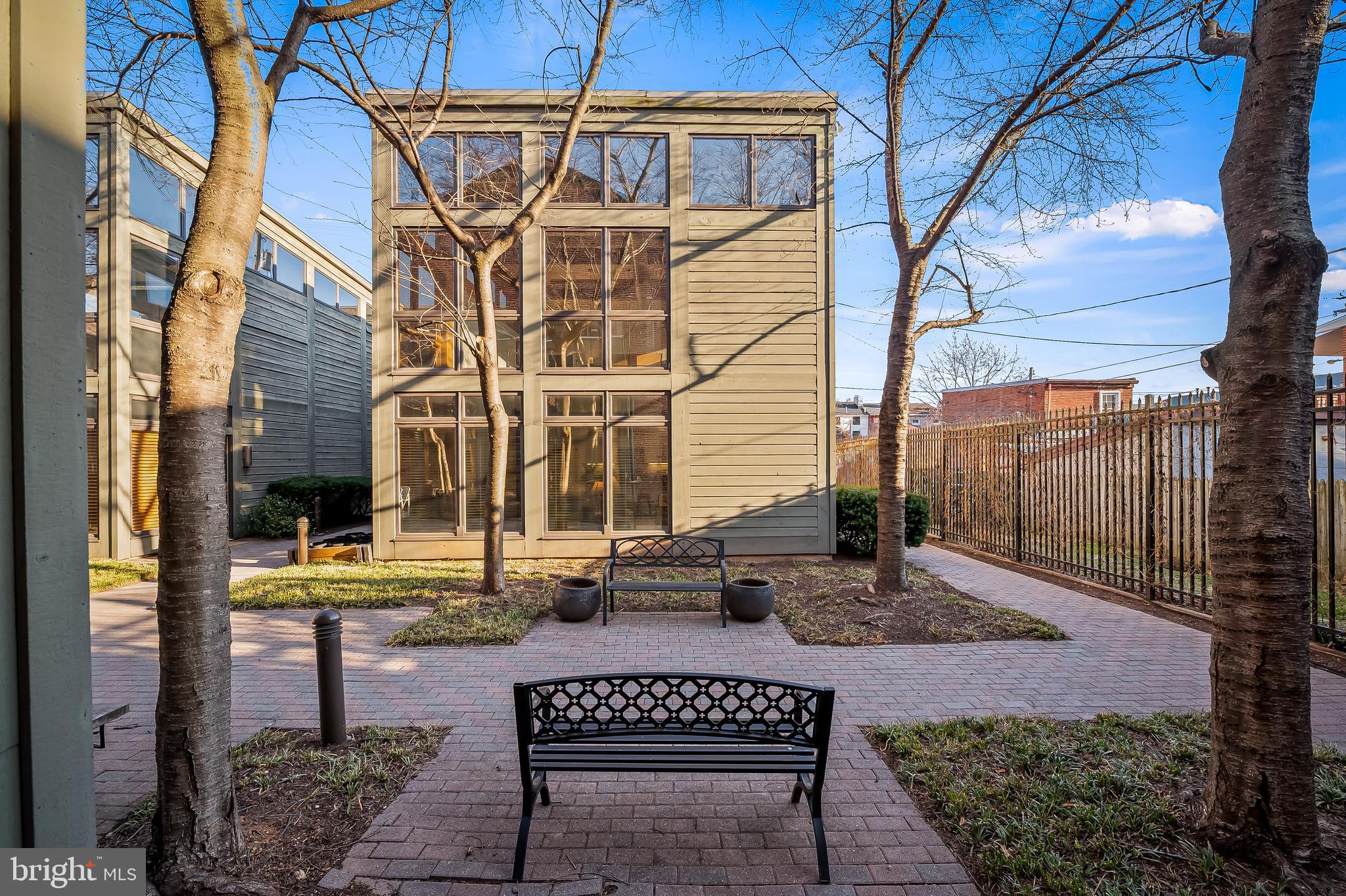 657 WASHINGTON BOULEVARD E