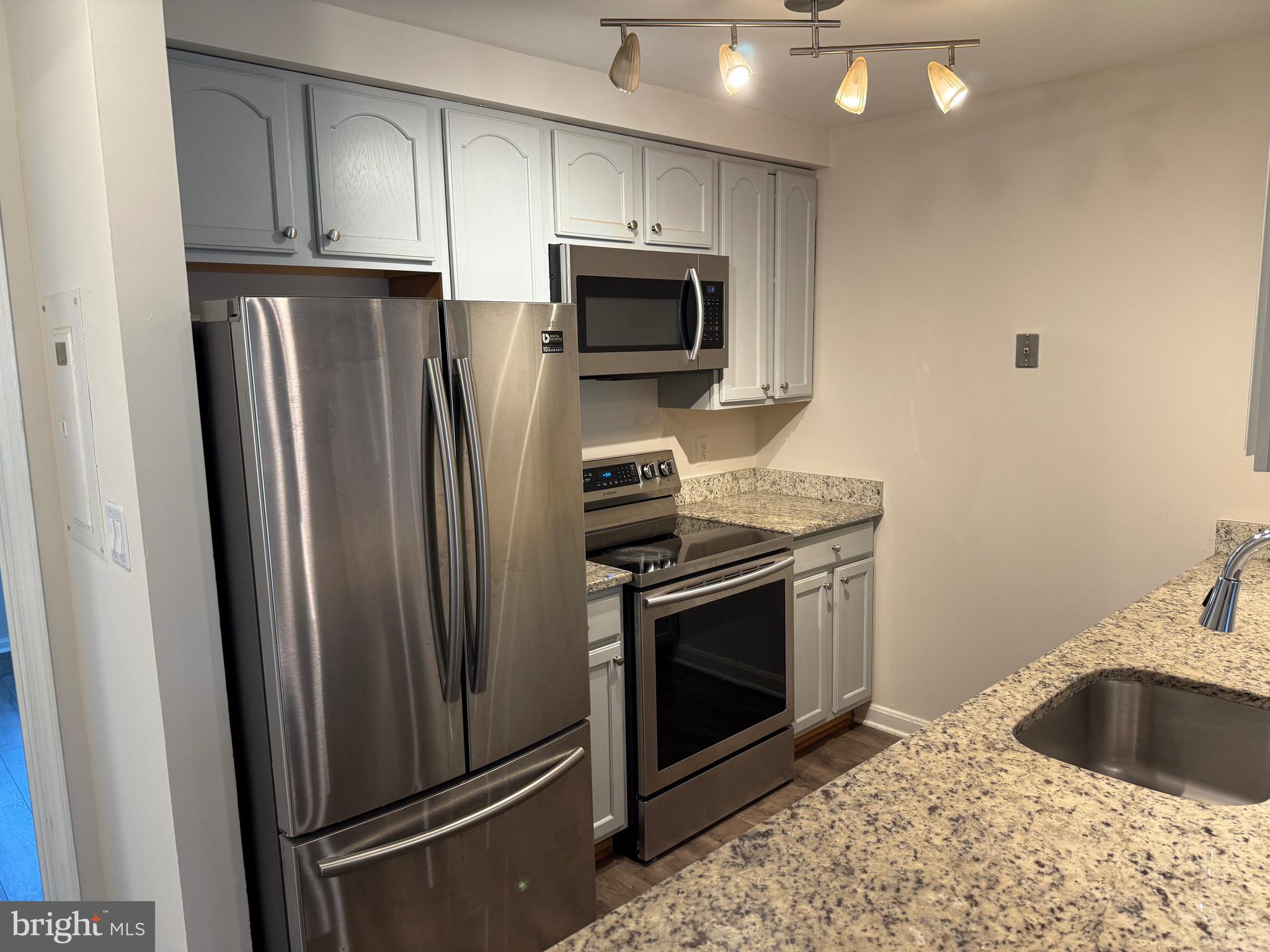 PONDS AT CENTREVILLE - Residential Lease