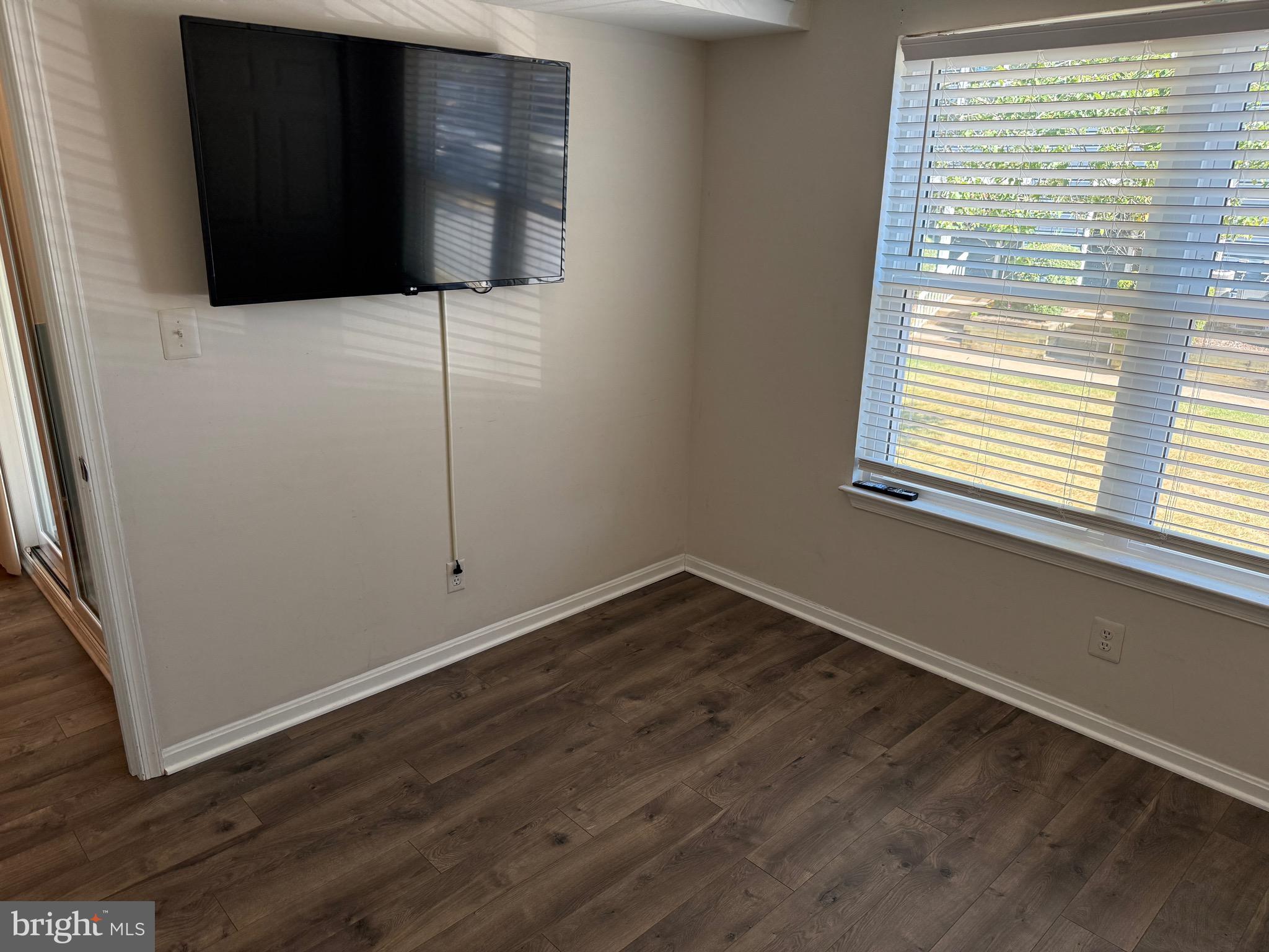 PONDS AT CENTREVILLE - Residential Lease