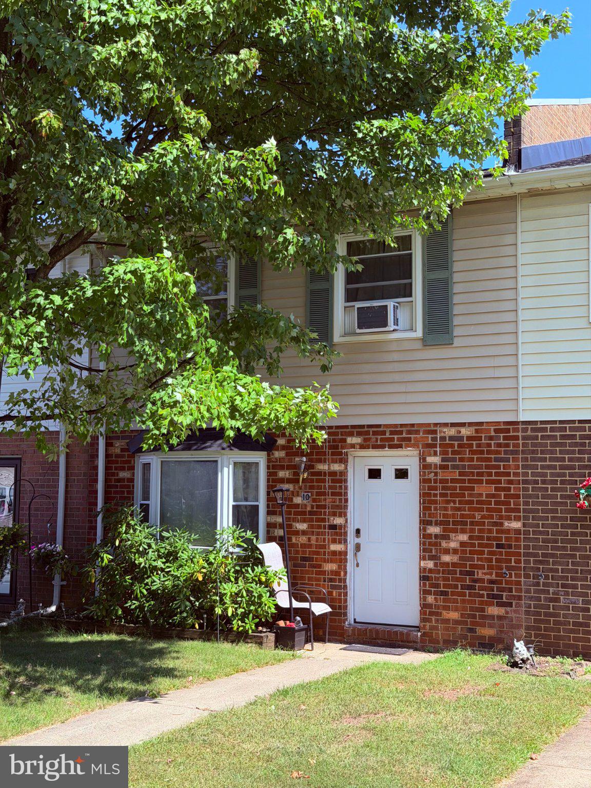 10 HILLSIDE COURT