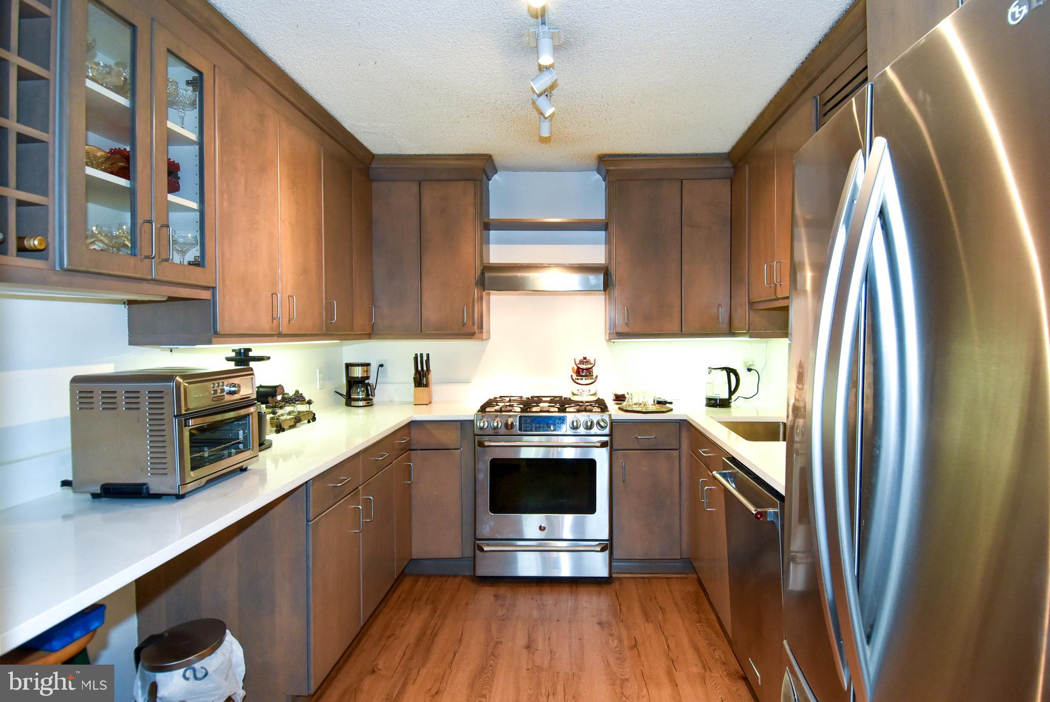 PROMENADE TOWERS - Residential