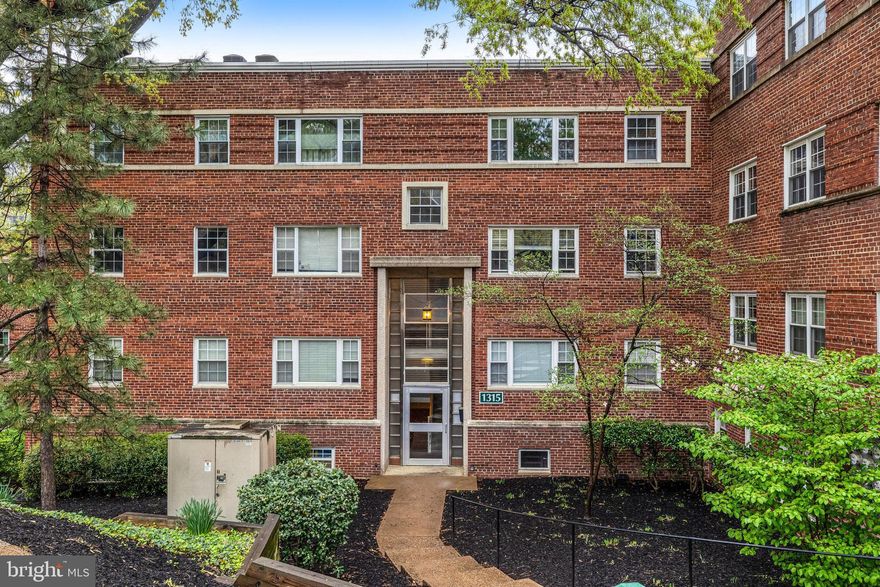 Top-Floor N. Arlington Condo, Near DC – Urban Convenience in a Park-Like Setting. Available now! Charming and light-filled top-floor 1-bedroom, 1-bath condo, ideally located less than a mile from two Metro stations on the Orange Line, Rosslyn & Courthouse.  Makes your commute to Washington, DC and beyond a breeze. Nestled in a serene, park-like community, this home offers the perfect balance of peaceful surroundings and easy access to vibrant city life. Classic hardwood floors throughout and an updated kitchen with modern finishes. Secured building. Extra storage ensures you’ll have space for all your essentials, on-site laundry room and bike storage.  Easy parking with an unassigned space, a  guest tag, and close by street parking.  Down the street from the Quarterdeck Restaurant and a quick shop, next door to Fort Myers Heights Park with unique playground, half-basketball court, BBQ, picnic, and grassy areas.  Easy access to 50/66/395/GW Parkway and 5 miles to Reagan Airport.  Nearby pedestrian bridge crosses over 50 for access to Fairfax Dr, Courthouse & Rosslyn.  Landlord is looking for good credit and references., and a 1-3 year lease. No pets,  no vaping /smoking