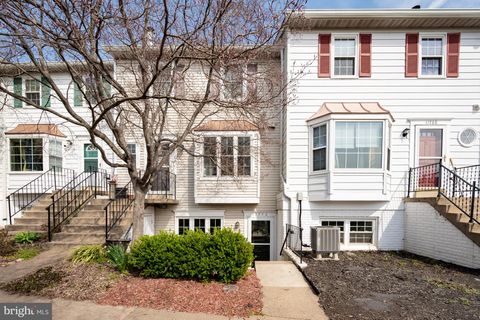 Condo For Sale - 13770 Flowing Brook Court<br/> CHANTILLY, VA 20151