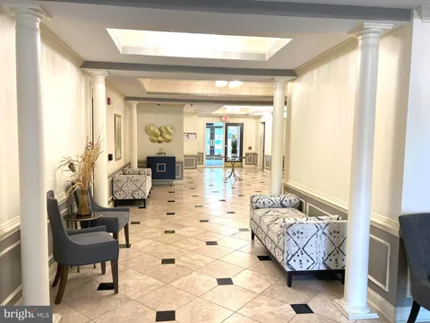 327 King Farm Boulevard Unit 104, Rockville, MD MLS: MDMC2182150