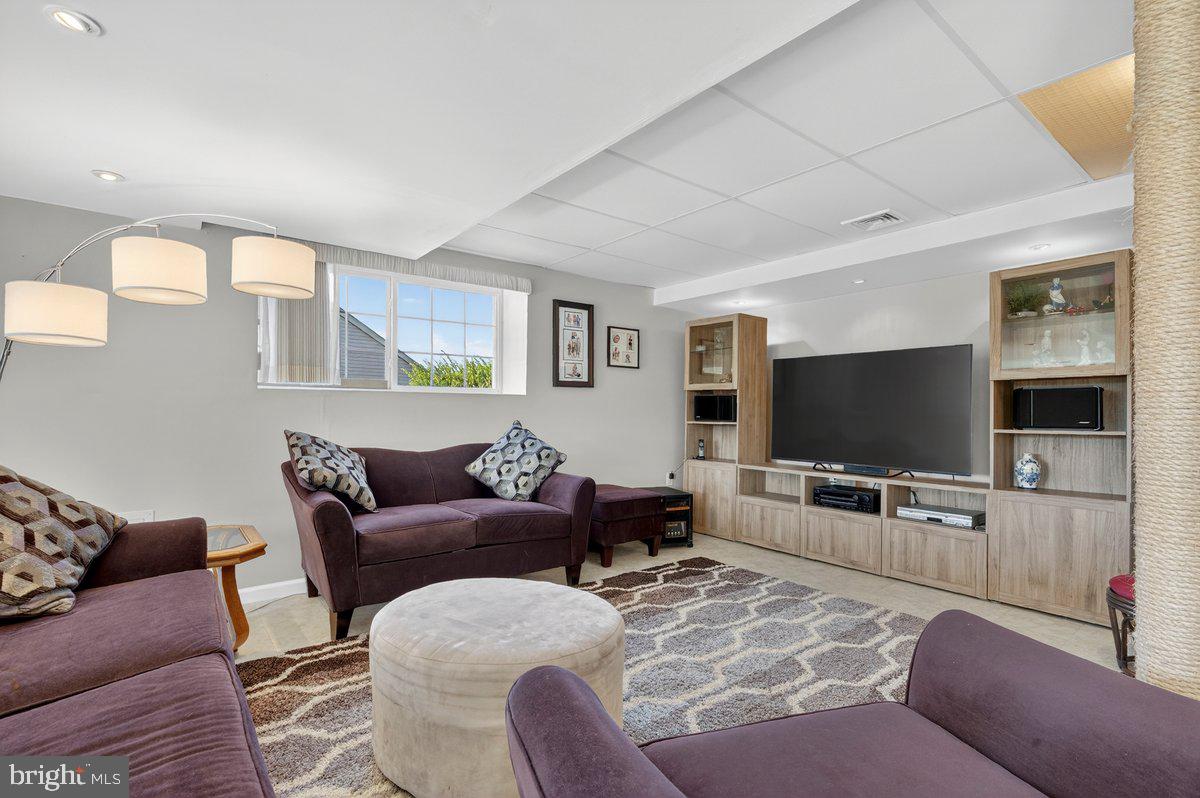 WOODS EDGE - Residential