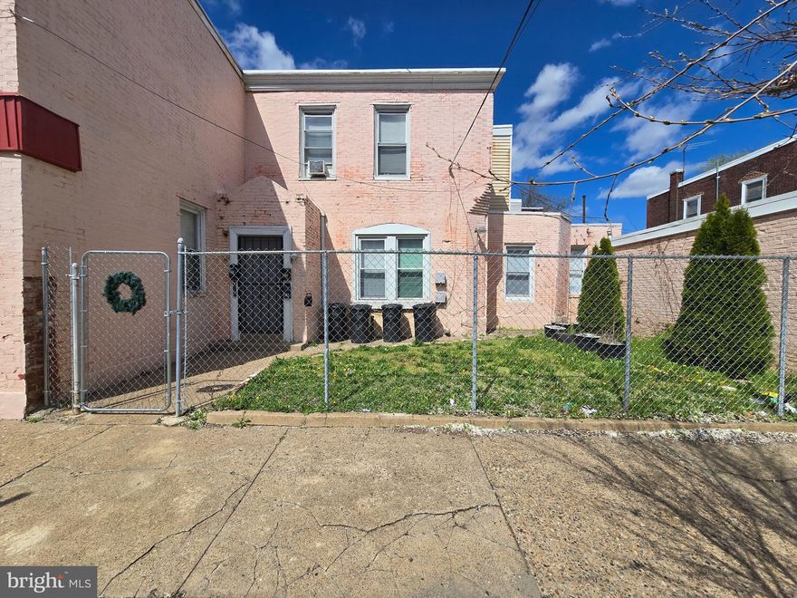 Property is to be accepted as-is.

Welcome to this spacious 1 bedroom 1 bath  second floor front unit with freshly painted walls in Haddington. 
 The unit is bright, and is equipped with baseboard heaters as well as ceiling fans. Convenient to major routes,  as well as public transit.