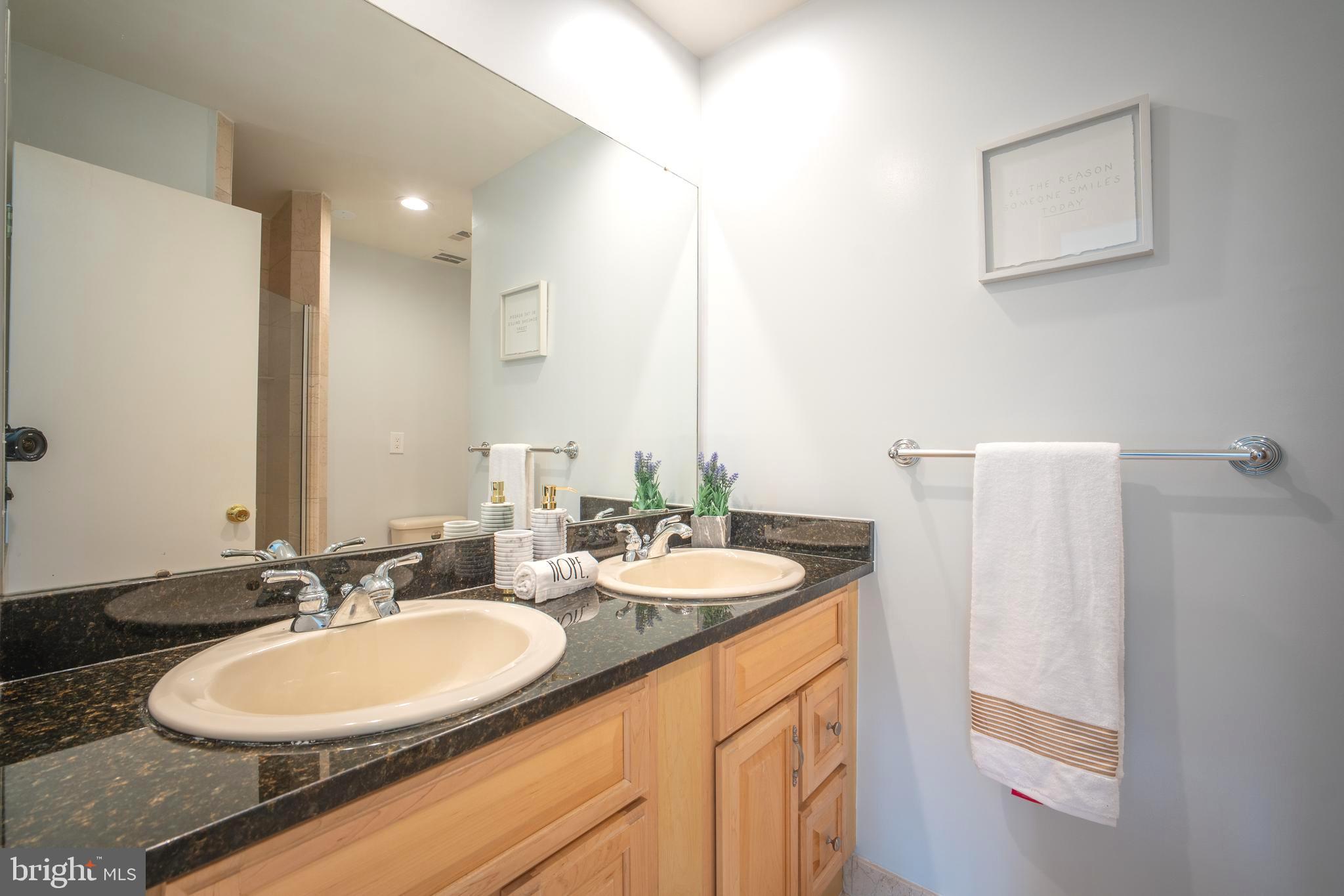 HAMPTON COURT - Residential