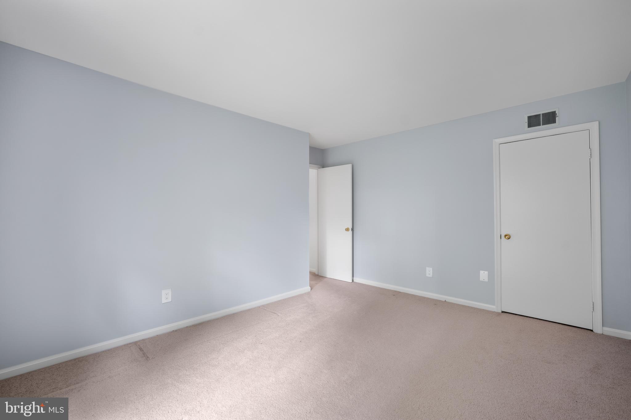 HAMPTON COURT - Residential