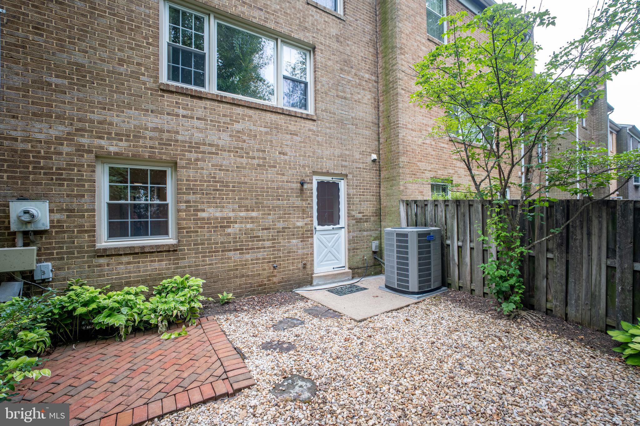 HAMPTON COURT - Residential