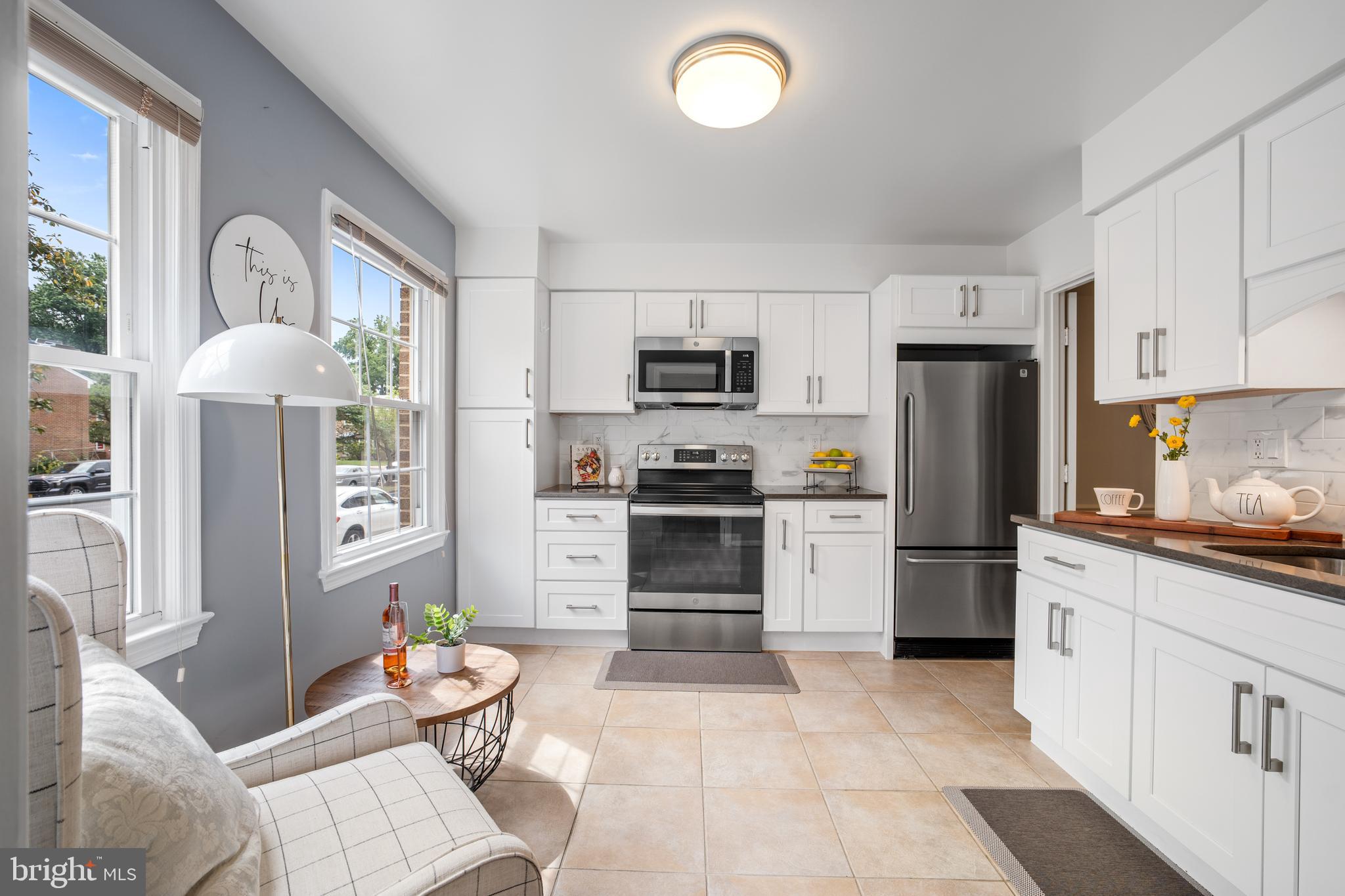 HAMPTON COURT - Residential