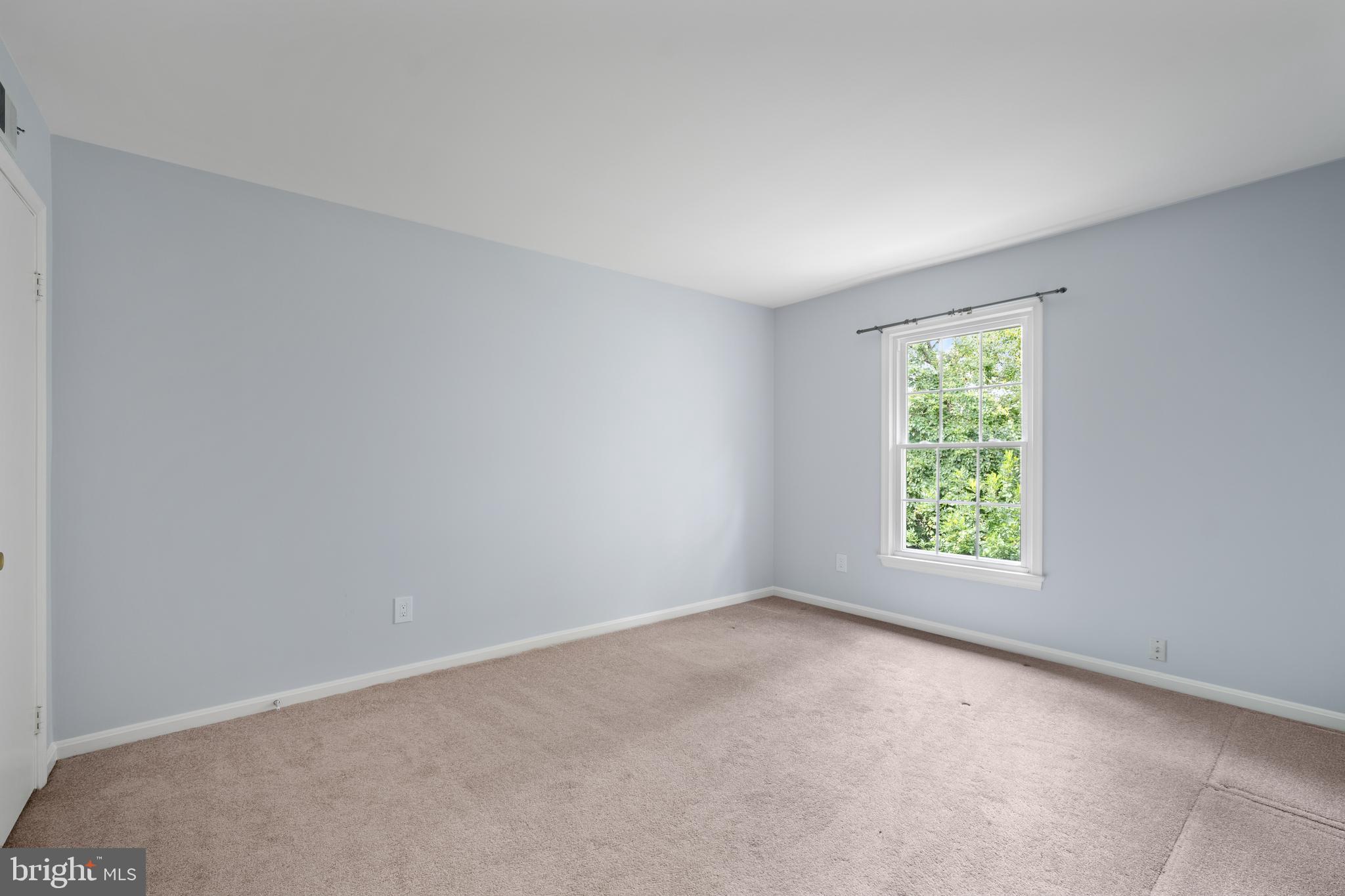 HAMPTON COURT - Residential