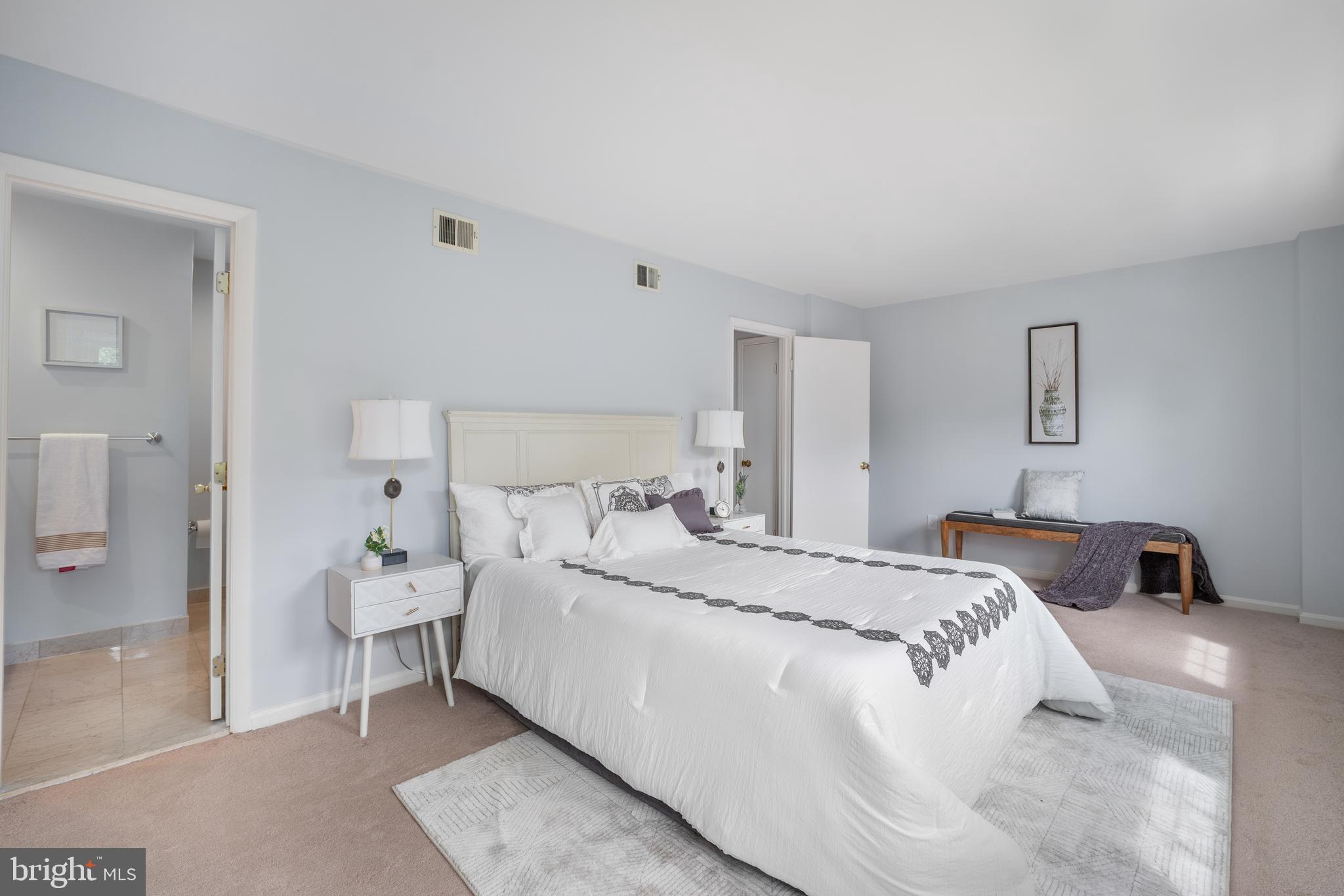 HAMPTON COURT - Residential