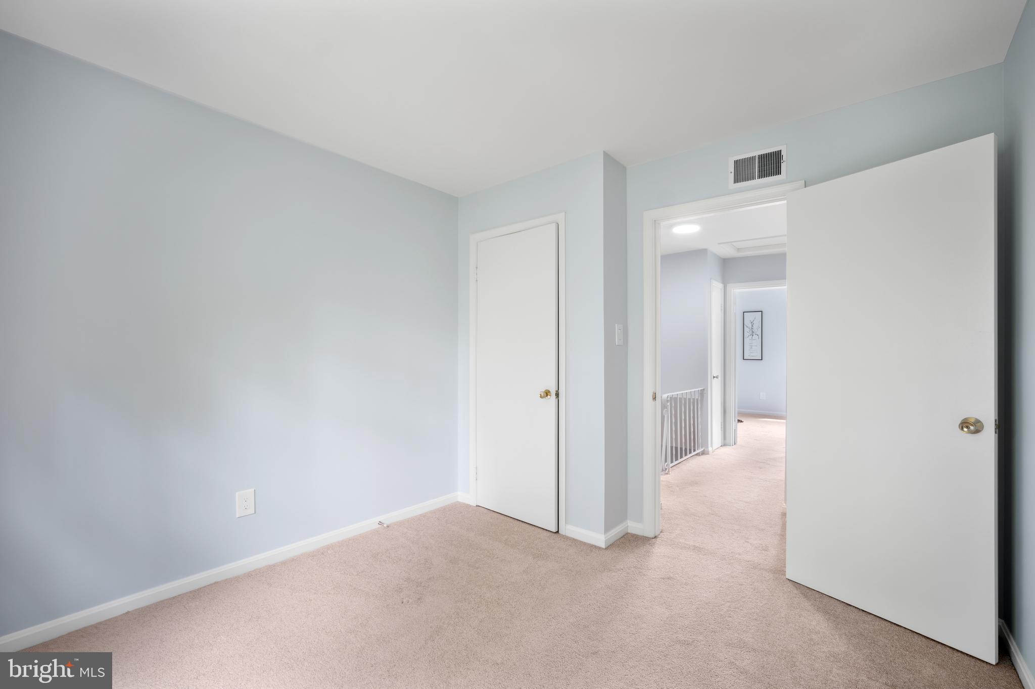 HAMPTON COURT - Residential