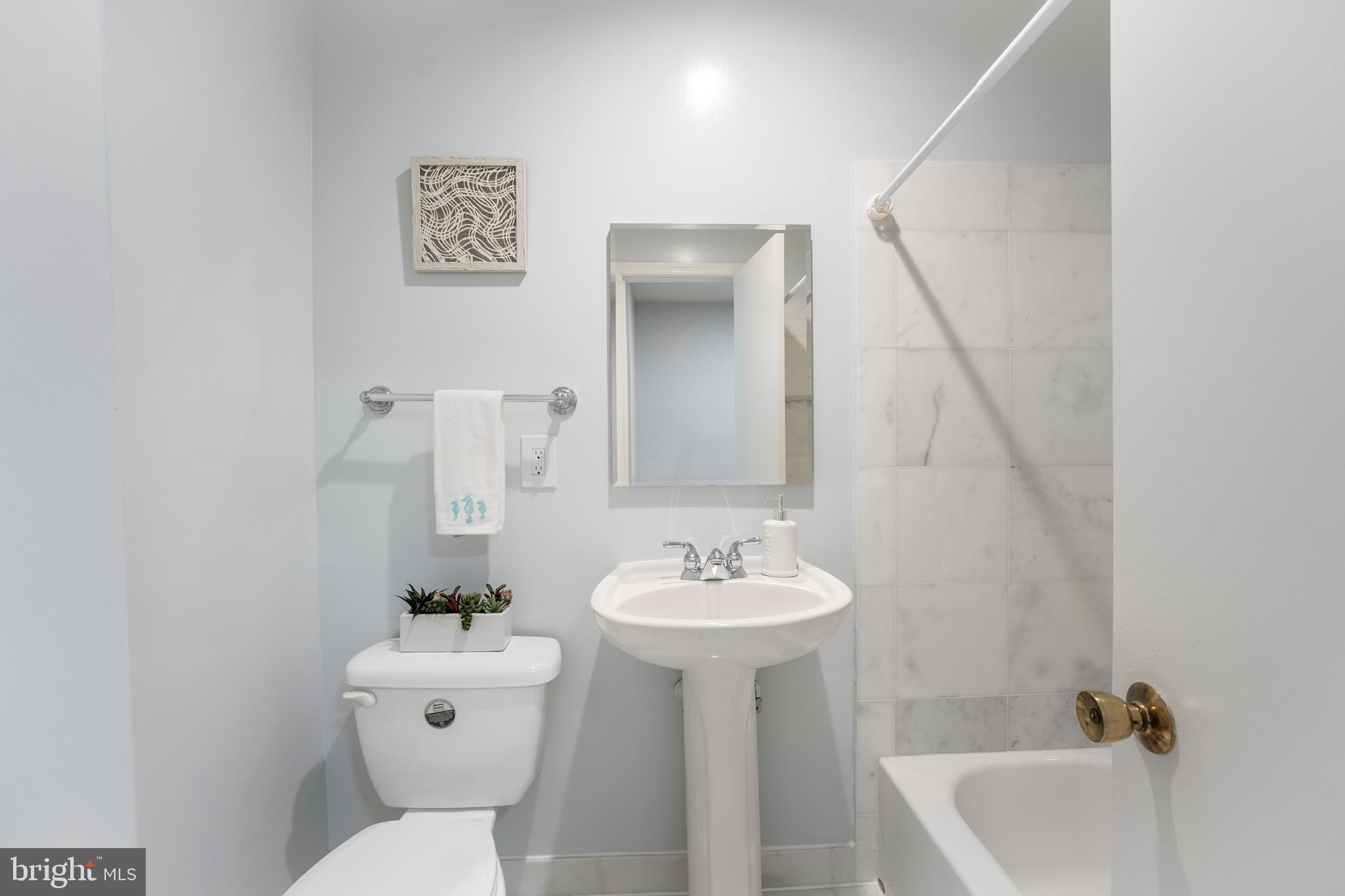 HAMPTON COURT - Residential