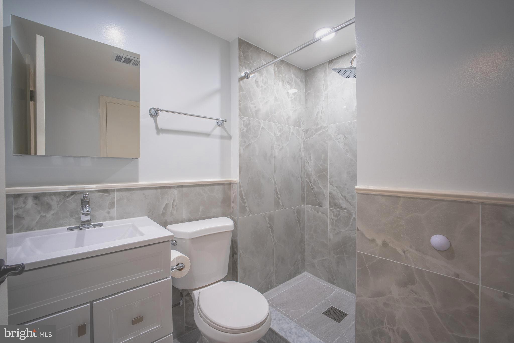 HAMPTON COURT - Residential