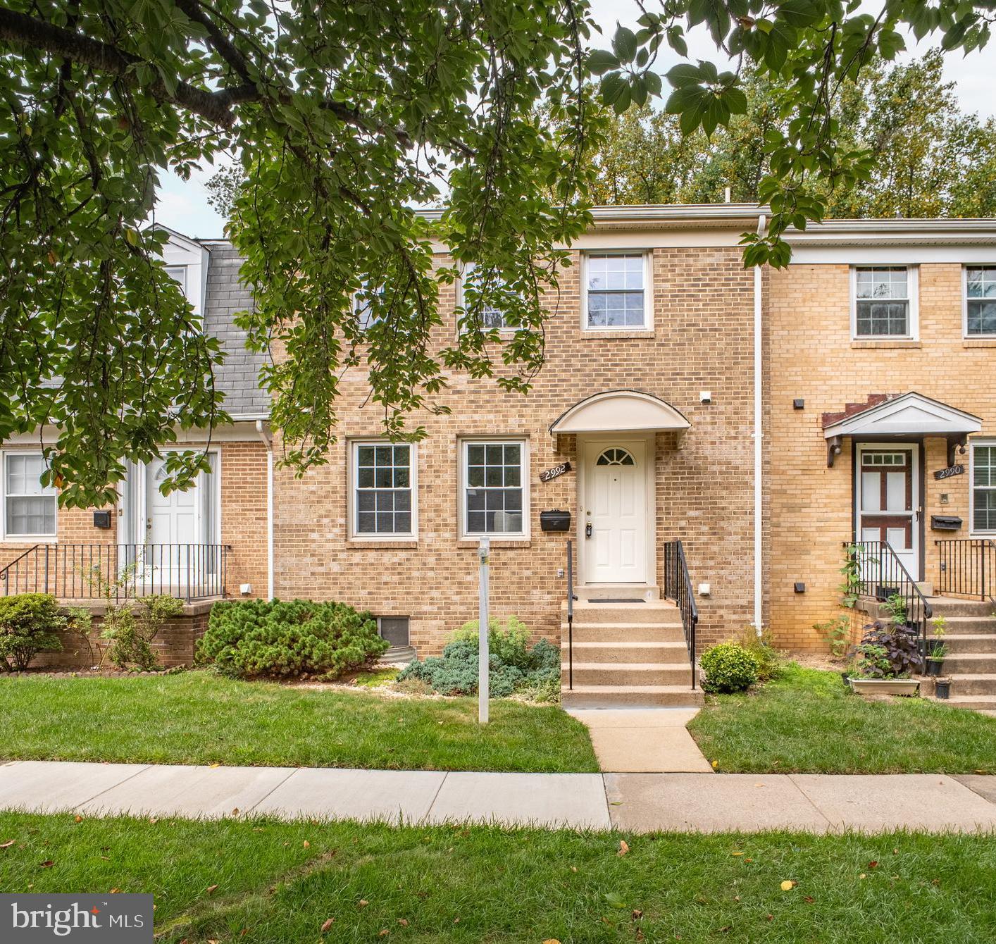 HAMPTON COURT - Residential