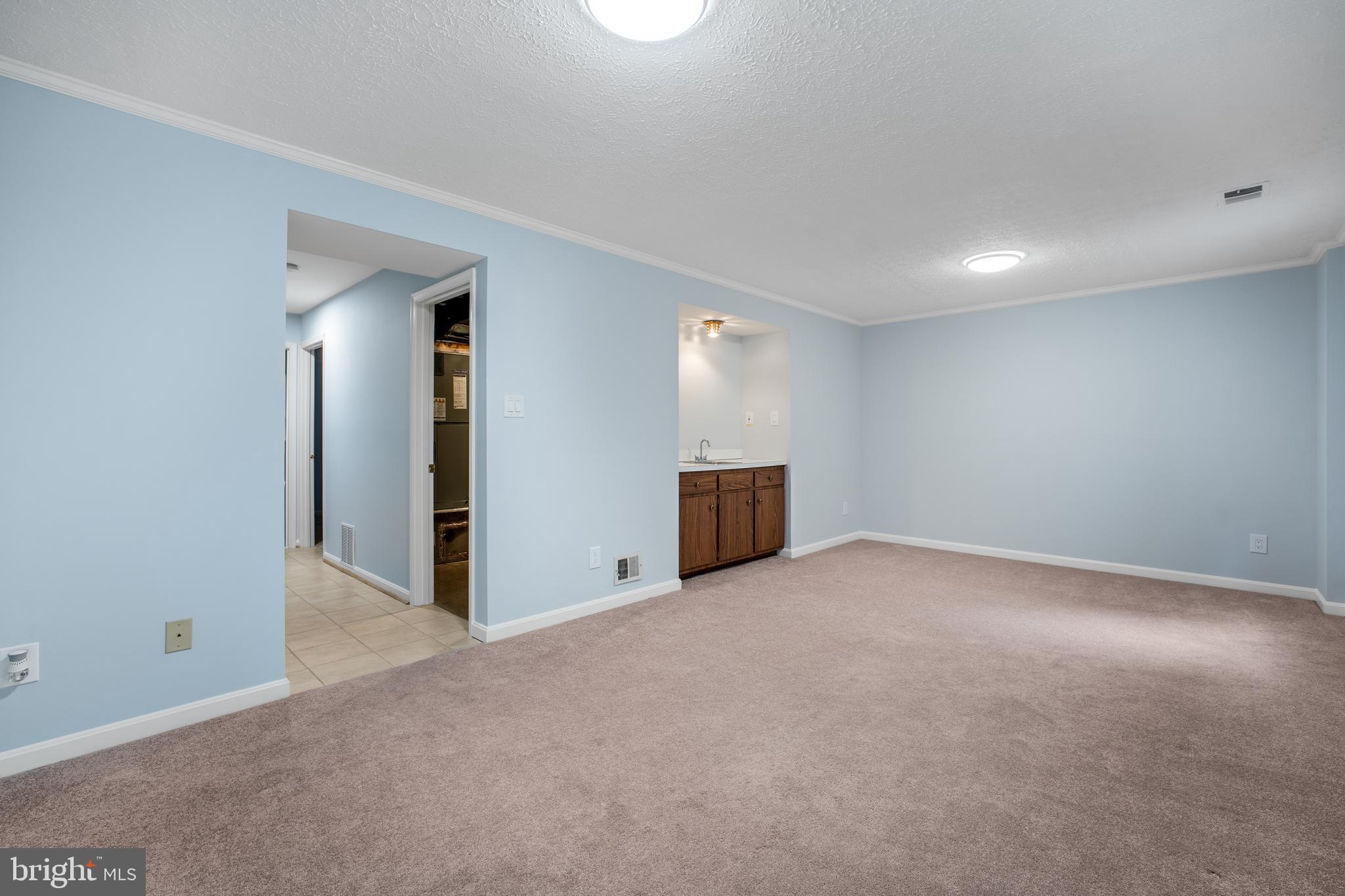 HAMPTON COURT - Residential