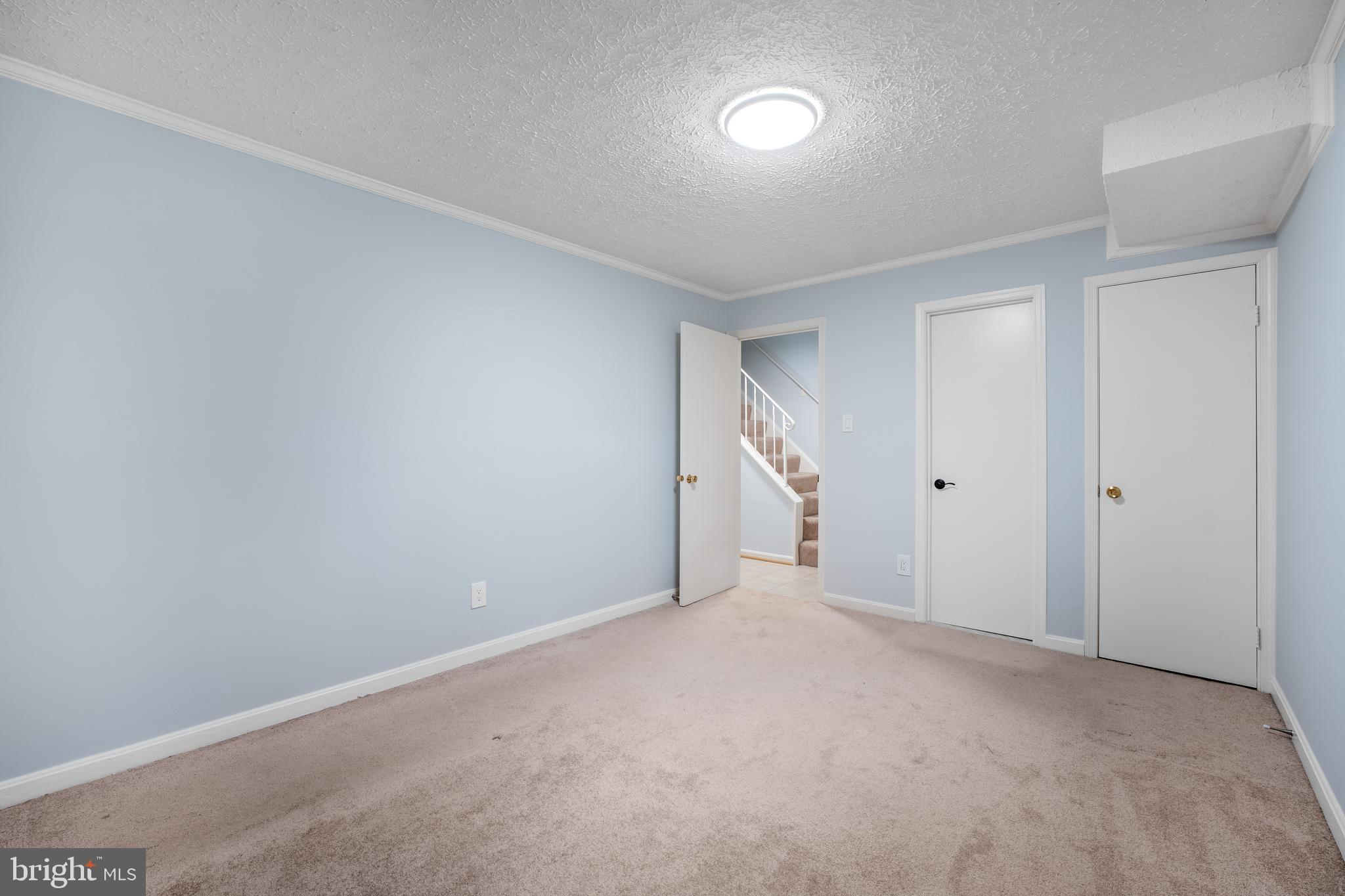 HAMPTON COURT - Residential