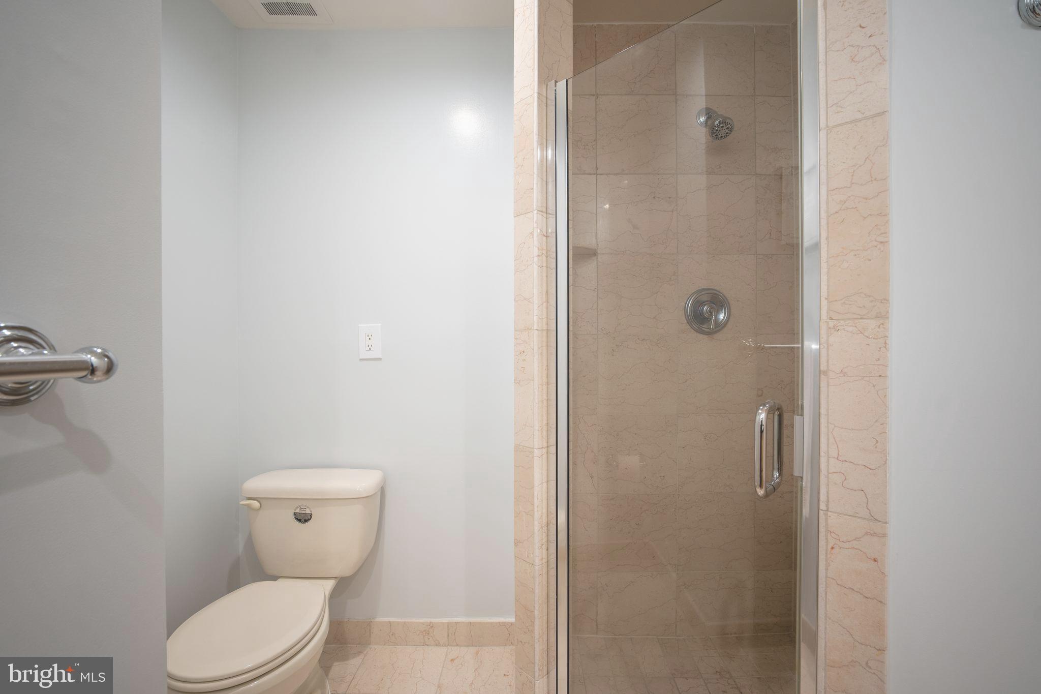 HAMPTON COURT - Residential