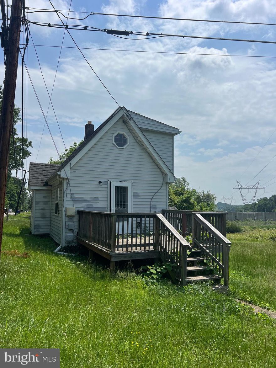 Charming 2 bedroom home in Eldridge- Updated and move in ready! Welcome to this beautifully updated detached home in the heart of Elkridge, Maryland! Featuring 2 spacious bedrooms and 1 full bathroom, this residence offers the perfect blend of comfort and convenience.  Step inside to find fresh, modern paint, brand-new carpeting, and an updated kitchen with contemporary finishes – all designed to make you feel right at home. The open and airy layout creates a warm and inviting atmosphere, perfect for both relaxing and entertaining.  This home is located within the Howard County public school system, making it ideal for anyone  seeking a peaceful setting with easy access to all that Howard County has to offer.
Additional features include off-street parking, a private yard, and close proximity to shopping, dining, major highways, and public transit. Don't miss your chance to rent this lovely Elkridge gem – schedule your showing today