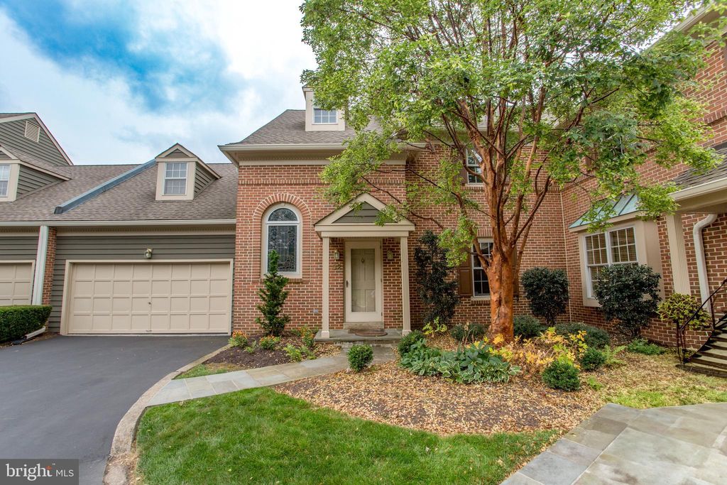 Photo of 32 Hibiscus Court, DOYLESTOWN, PA 18901 (MLS # PABU2102658)