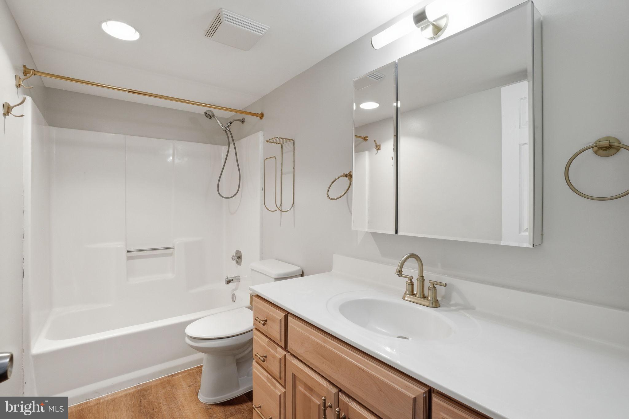 LAKESIDE PLAZA - Residential