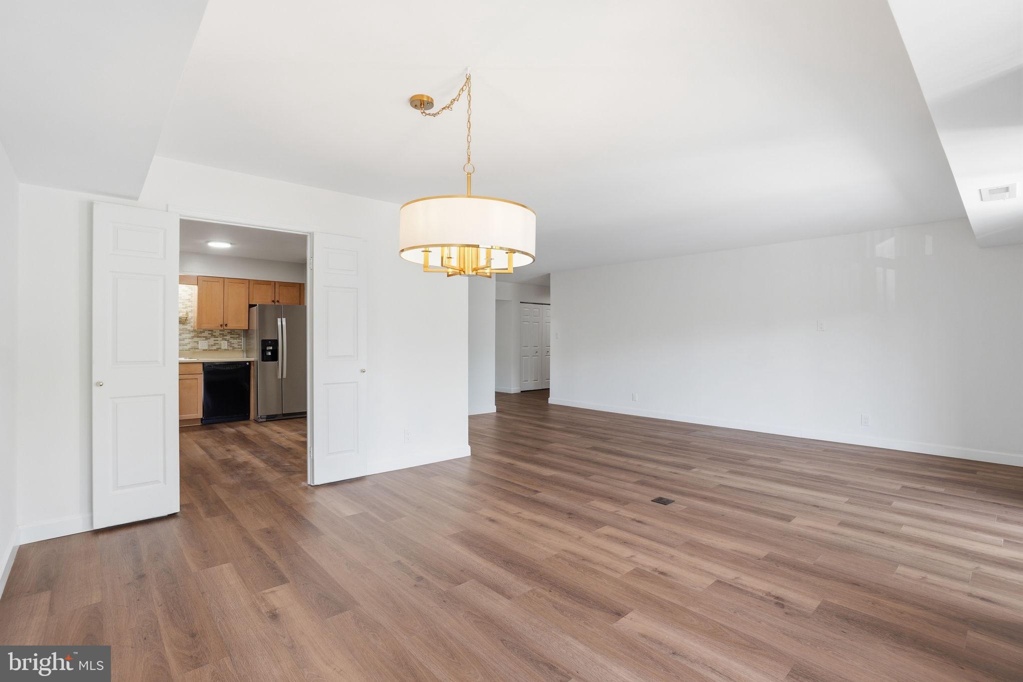 LAKESIDE PLAZA - Residential