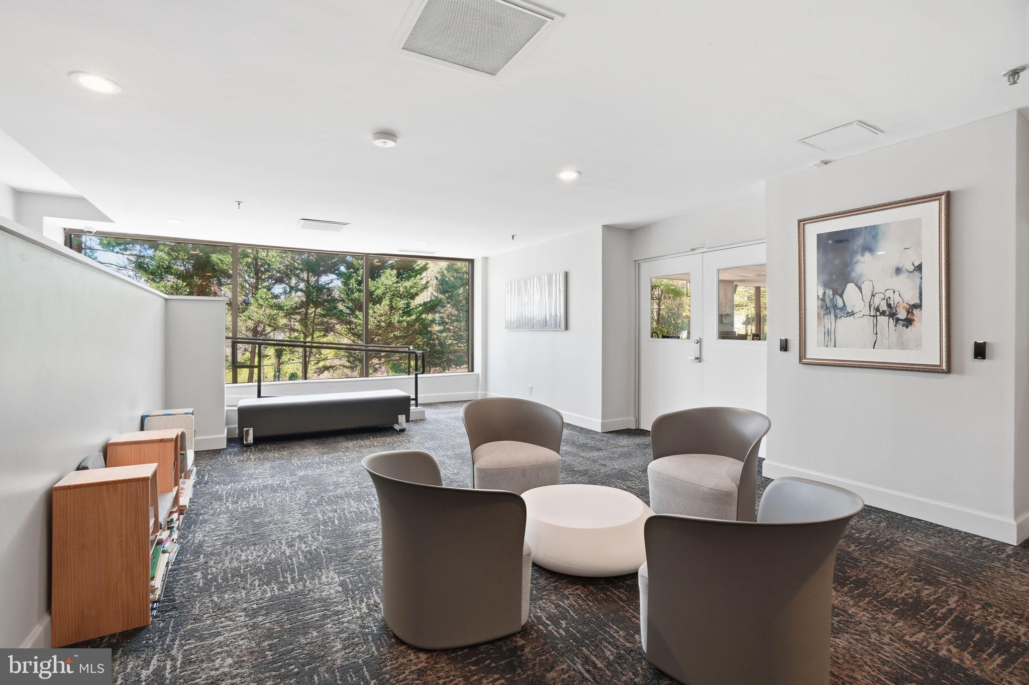 LAKESIDE PLAZA - Residential