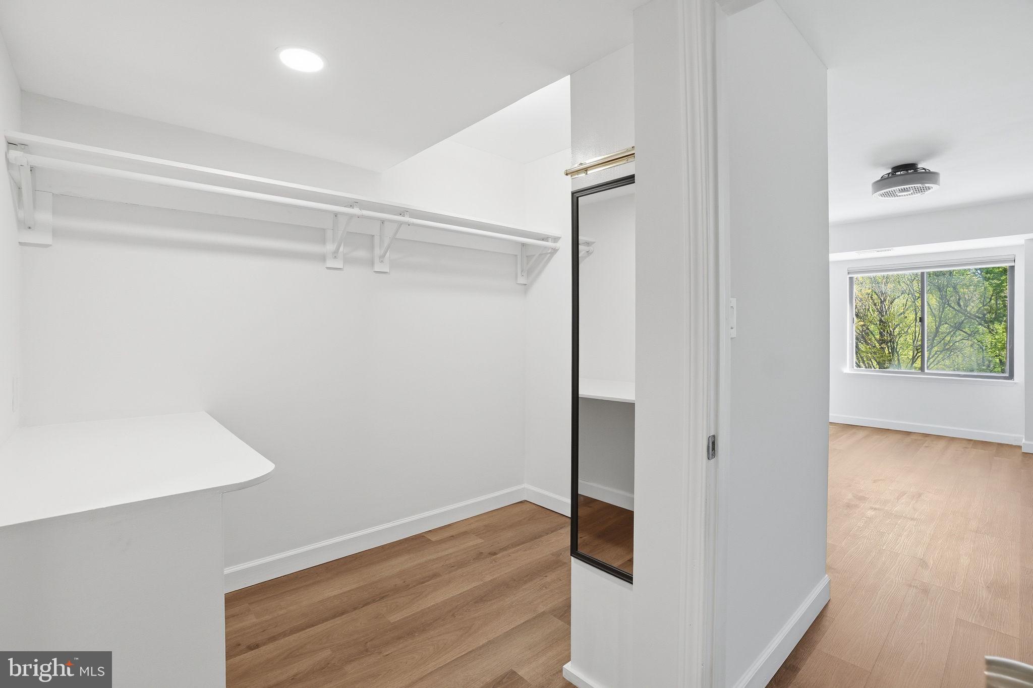 LAKESIDE PLAZA - Residential