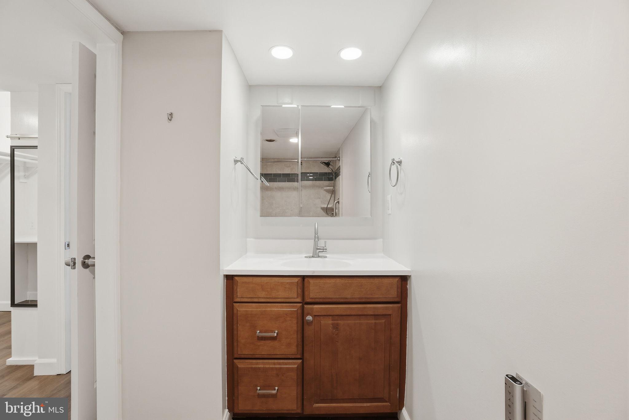 LAKESIDE PLAZA - Residential