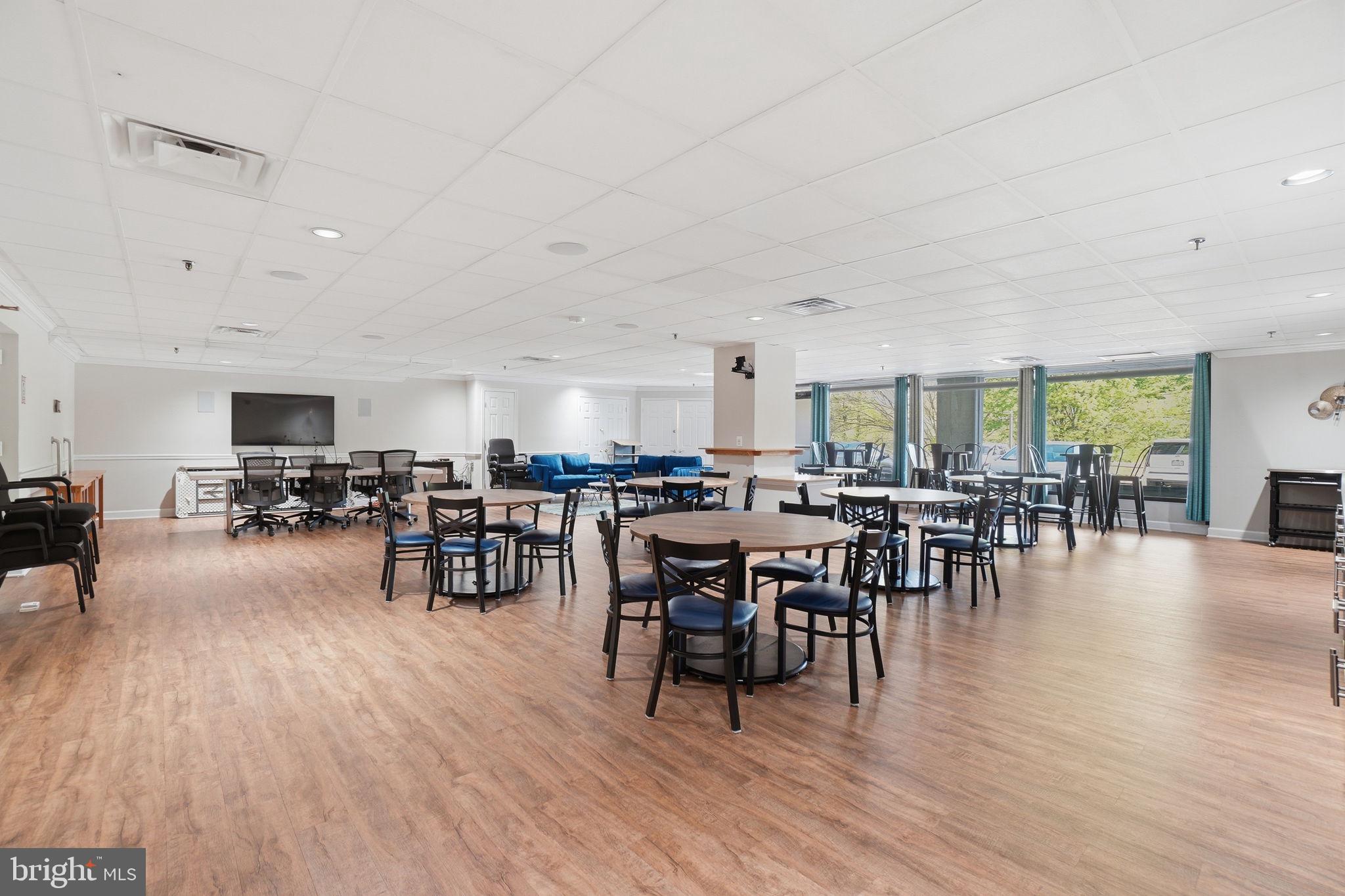 LAKESIDE PLAZA - Residential