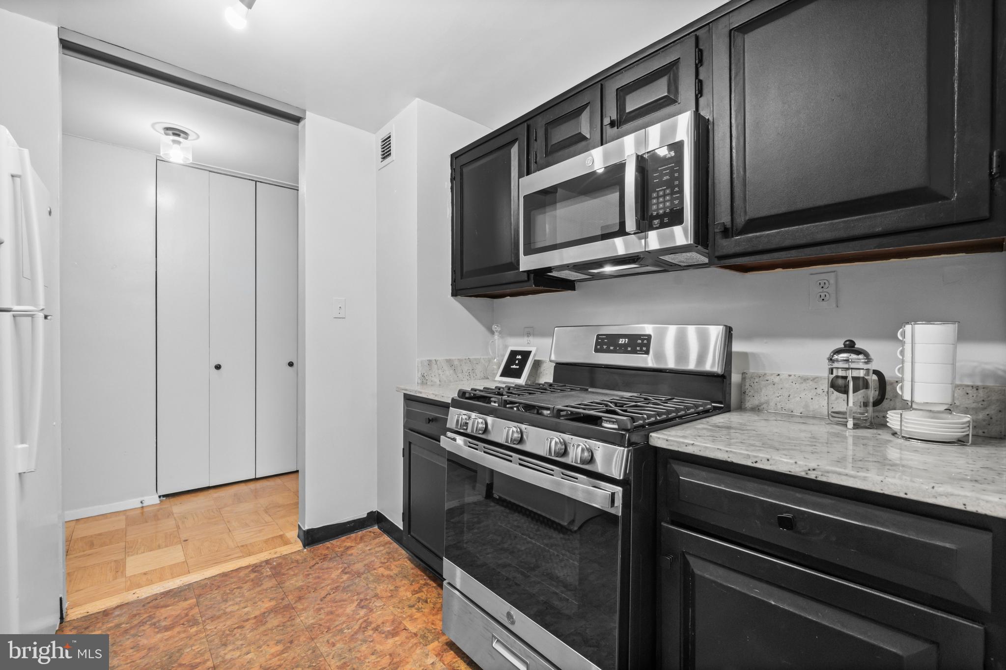 BOLLING BROOK TOWERS - Residential