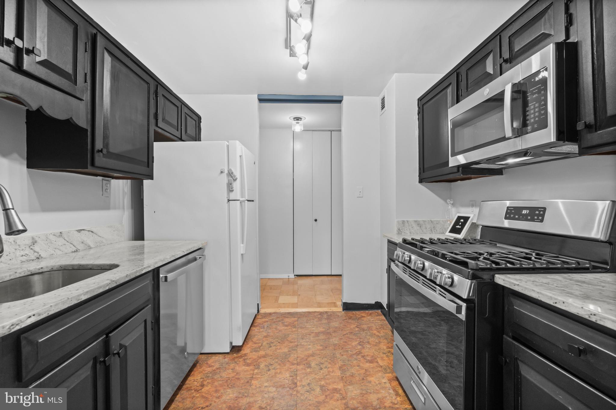 BOLLING BROOK TOWERS - Residential