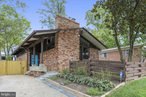 Photo of 5511 Huntington Parkway, BETHESDA, MD 20814 (MLS # MDMC2207978)