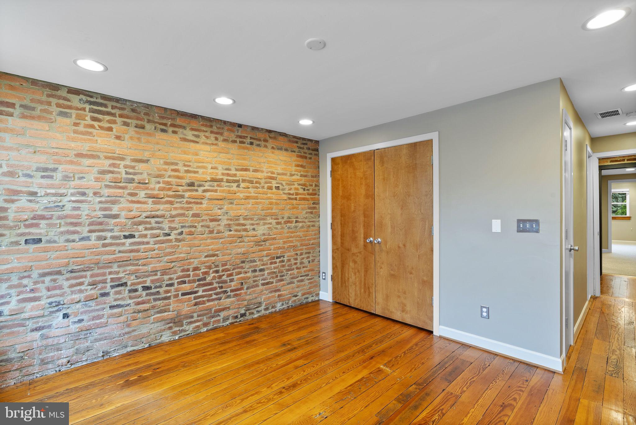 LOCUST POINT - Residential