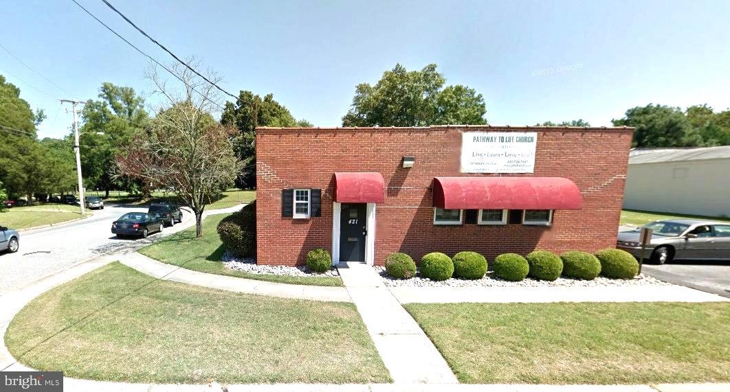 This very well kept brick building is conveniently located on the corner of Snow Hill Rd. Consisting of office space and bullpen or warehouse space, the entire building has HVAC and is nicely finished. With a perfect blend of office spaces and warehouse storage, it's an ideal opportunity for businesses seeking a convenient and accessible location. Tenant responsible for taxes, insurance and maintenance. Excellent brick building, great location, competitively priced.