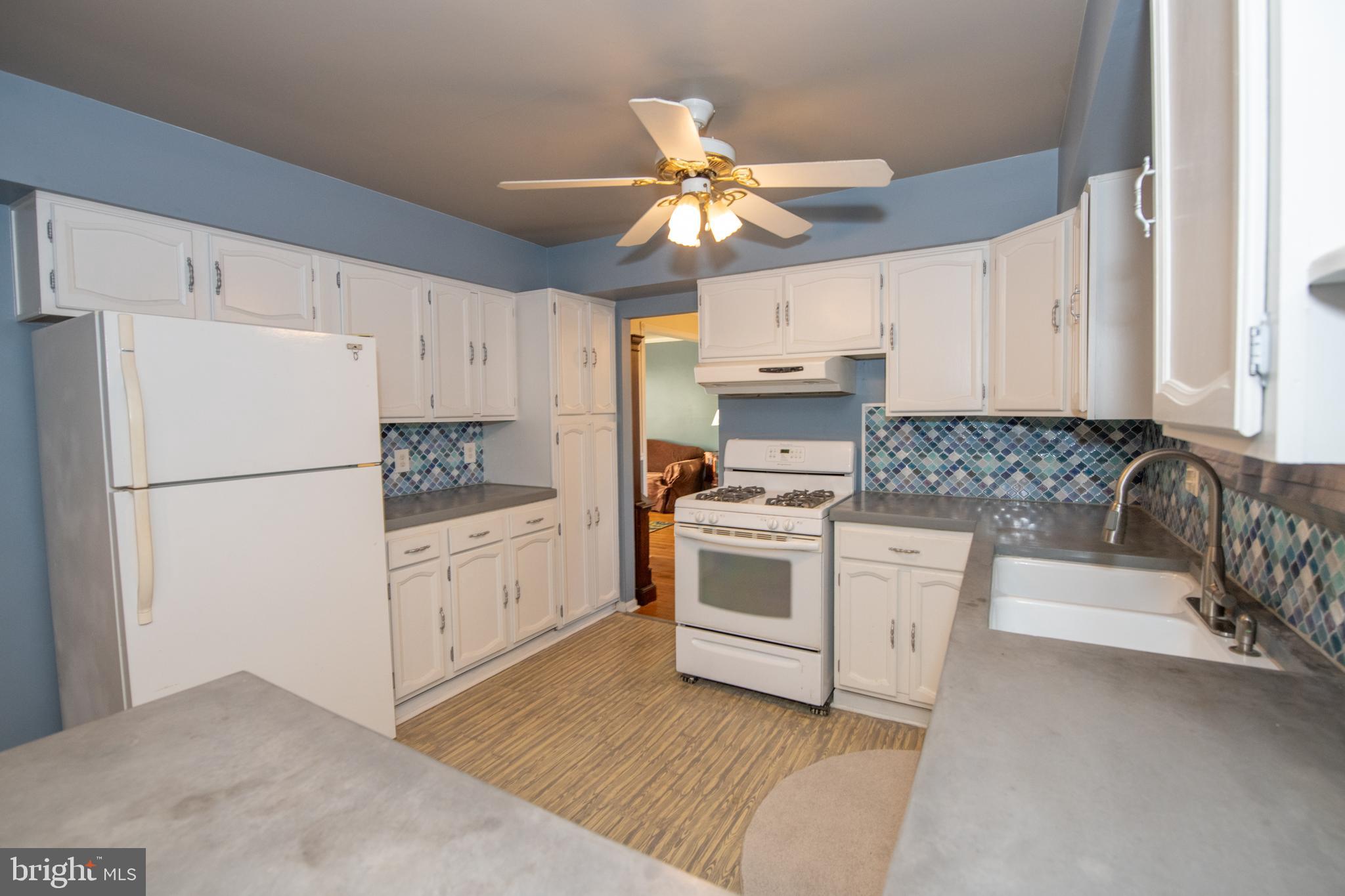 DELMONT MANOR - Residential