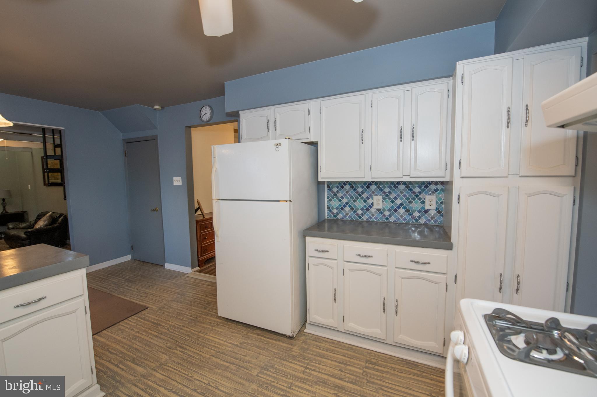 DELMONT MANOR - Residential