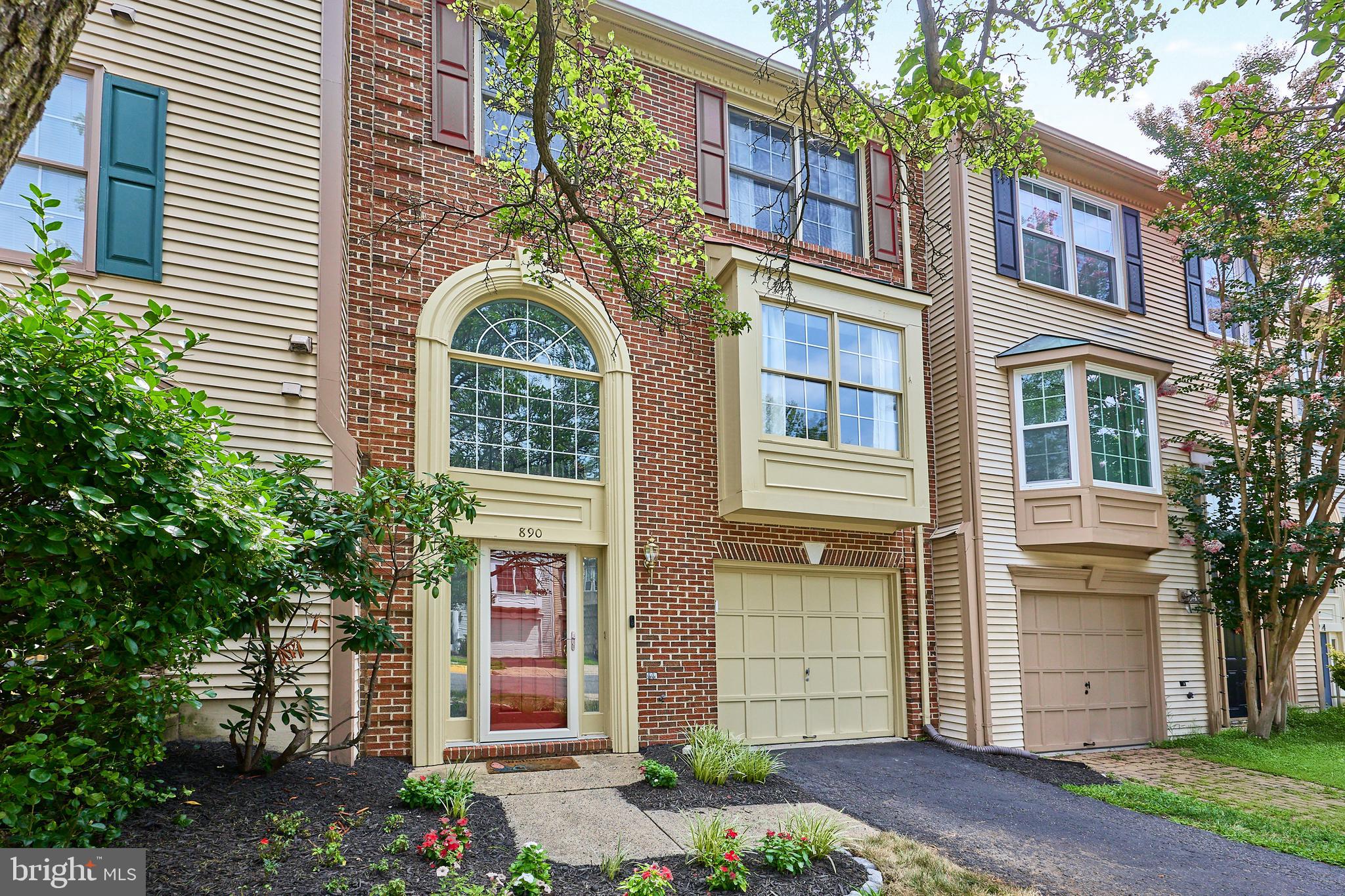 890 TALL OAKS SQUARE SE