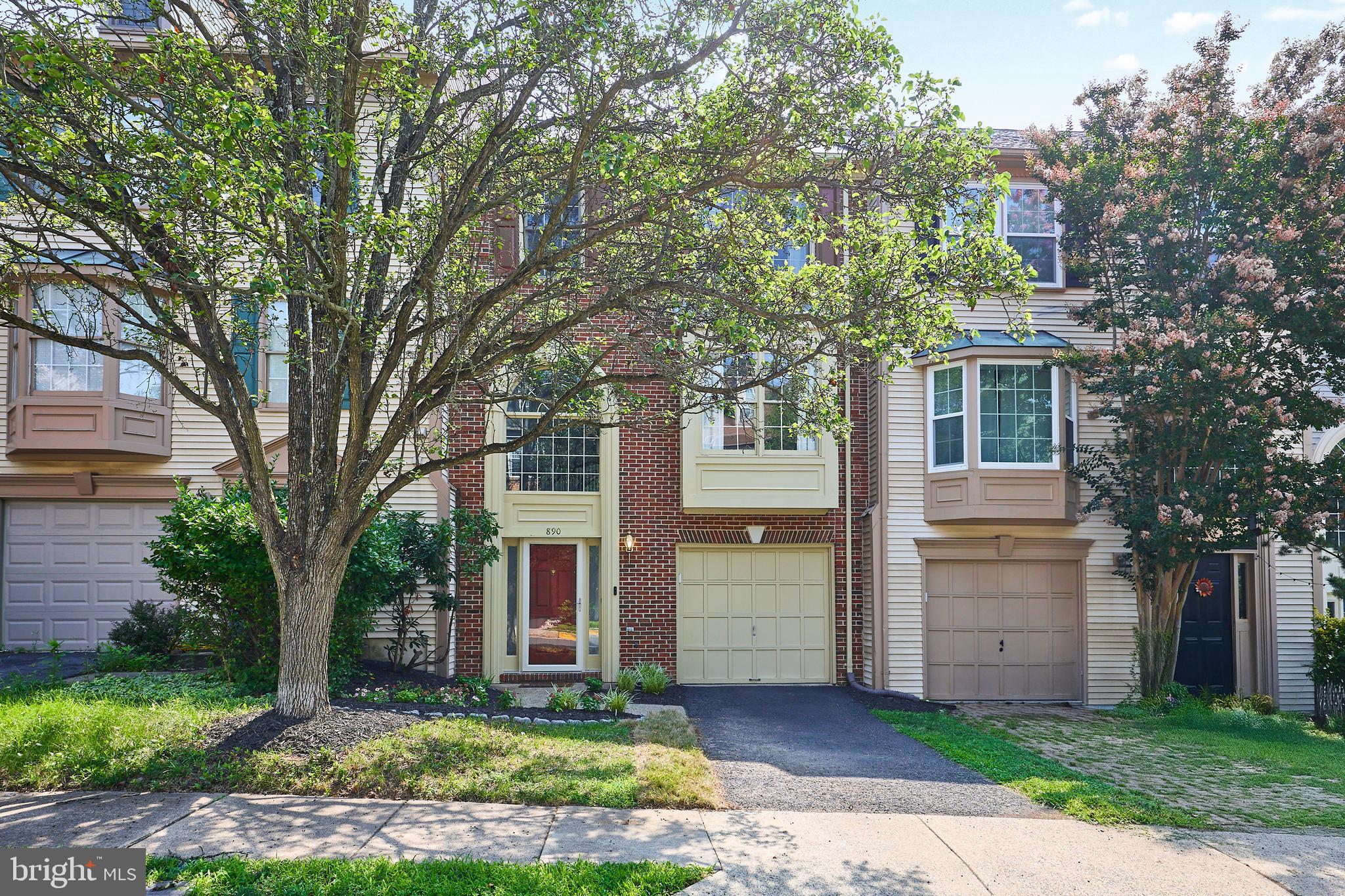 890 TALL OAKS SQUARE SE